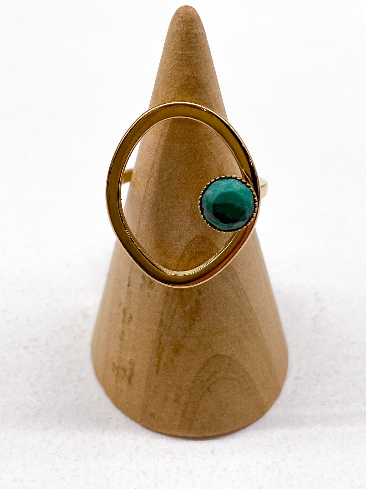 Bague fine dorée avec pierre naturelle