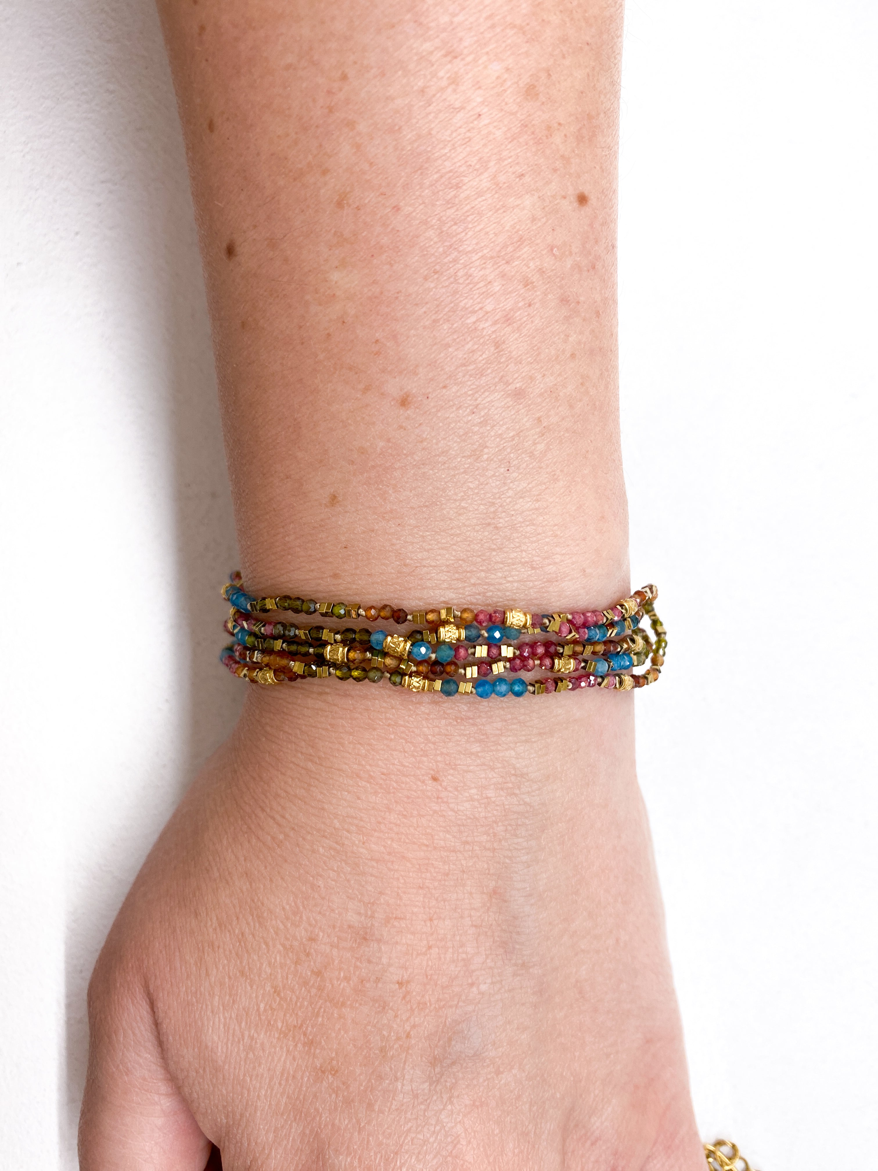 Bracelet multirangs en pierres naturelles facettées