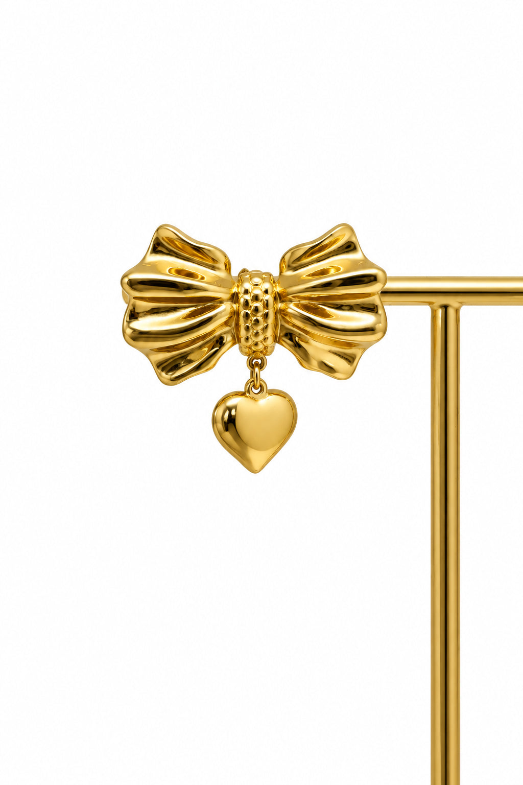 Boucles d’oreilles dorées motif nœud papillon avec cœur
