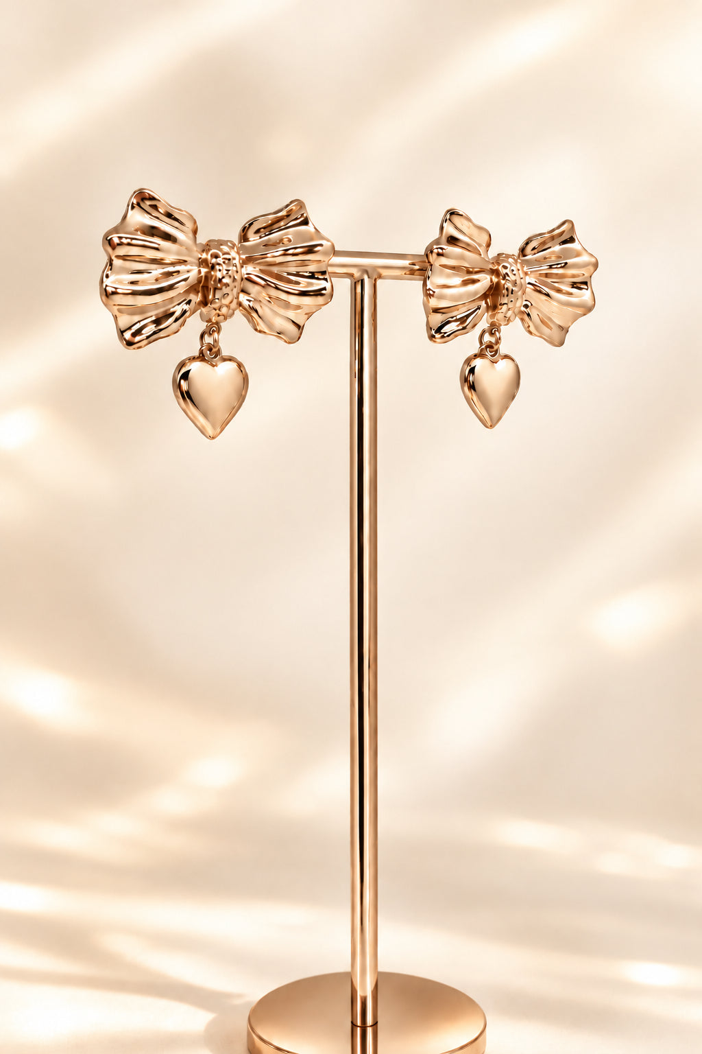 Boucles d’oreilles dorées motif nœud papillon avec cœur