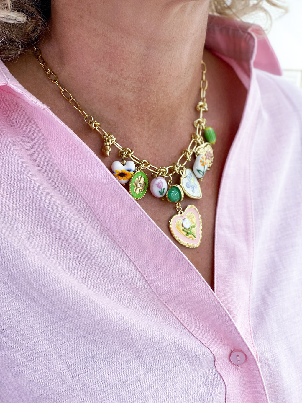 Collier grosse chaîne dorée avec pampilles vertes et roses