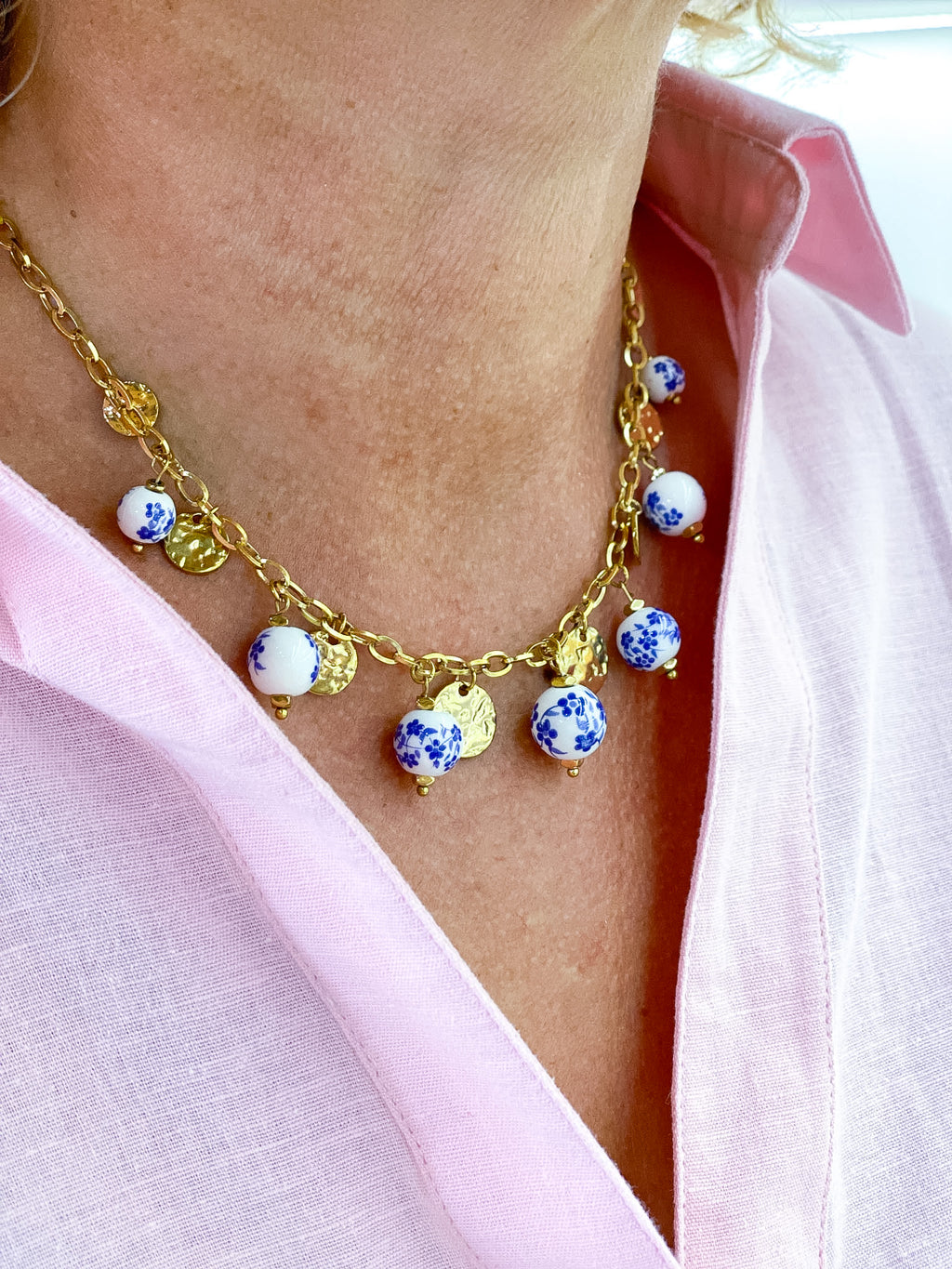 Collier chaîne dorée avec pampilles en céramique et médaillons martelés