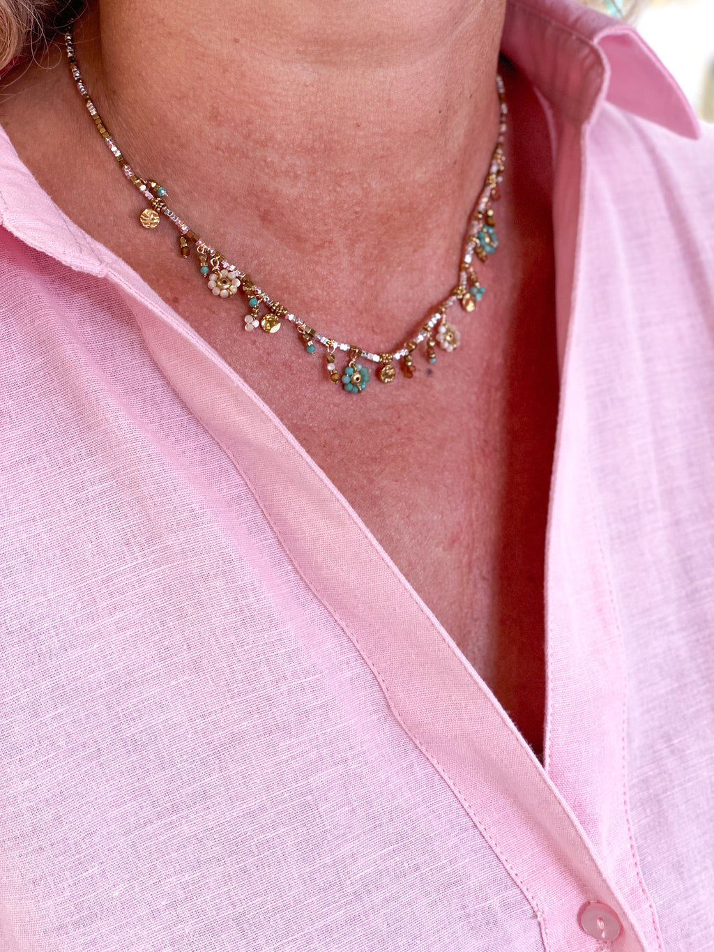 Collier en hématite argentée et dorée et pampilles fleurs