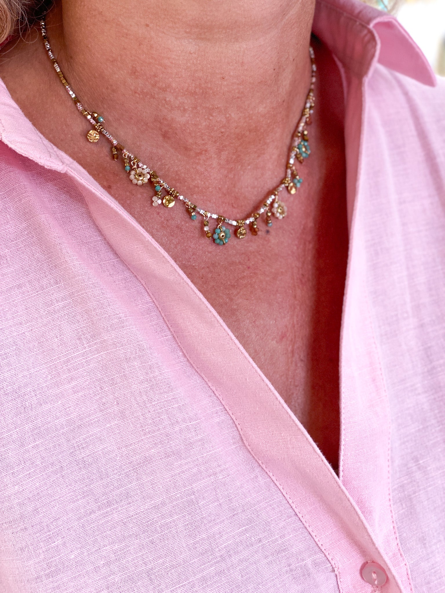 Collier en hématite argentée et dorée et pampilles fleurs
