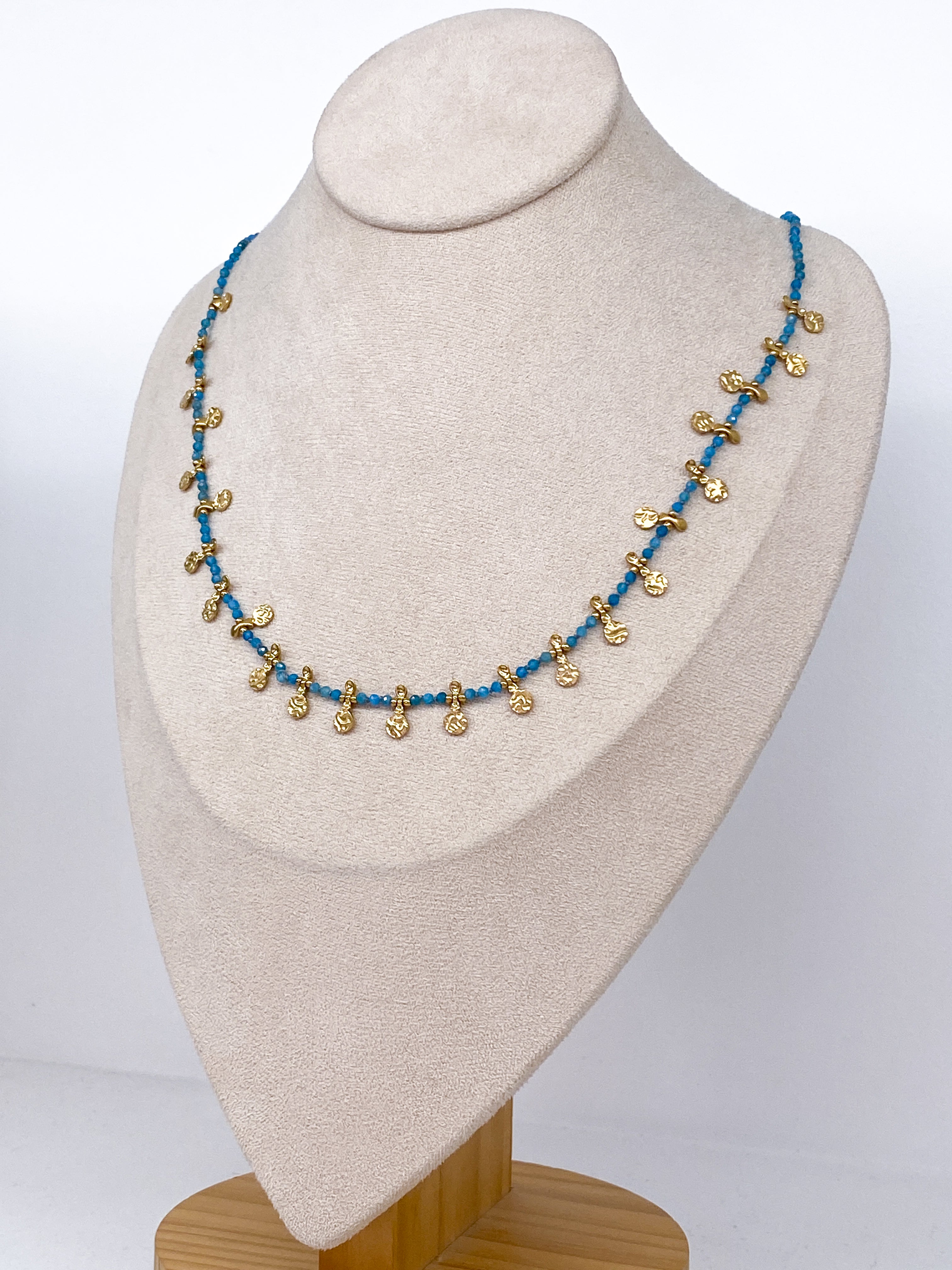 Collier long bleu en apatite et pampilles martelées
