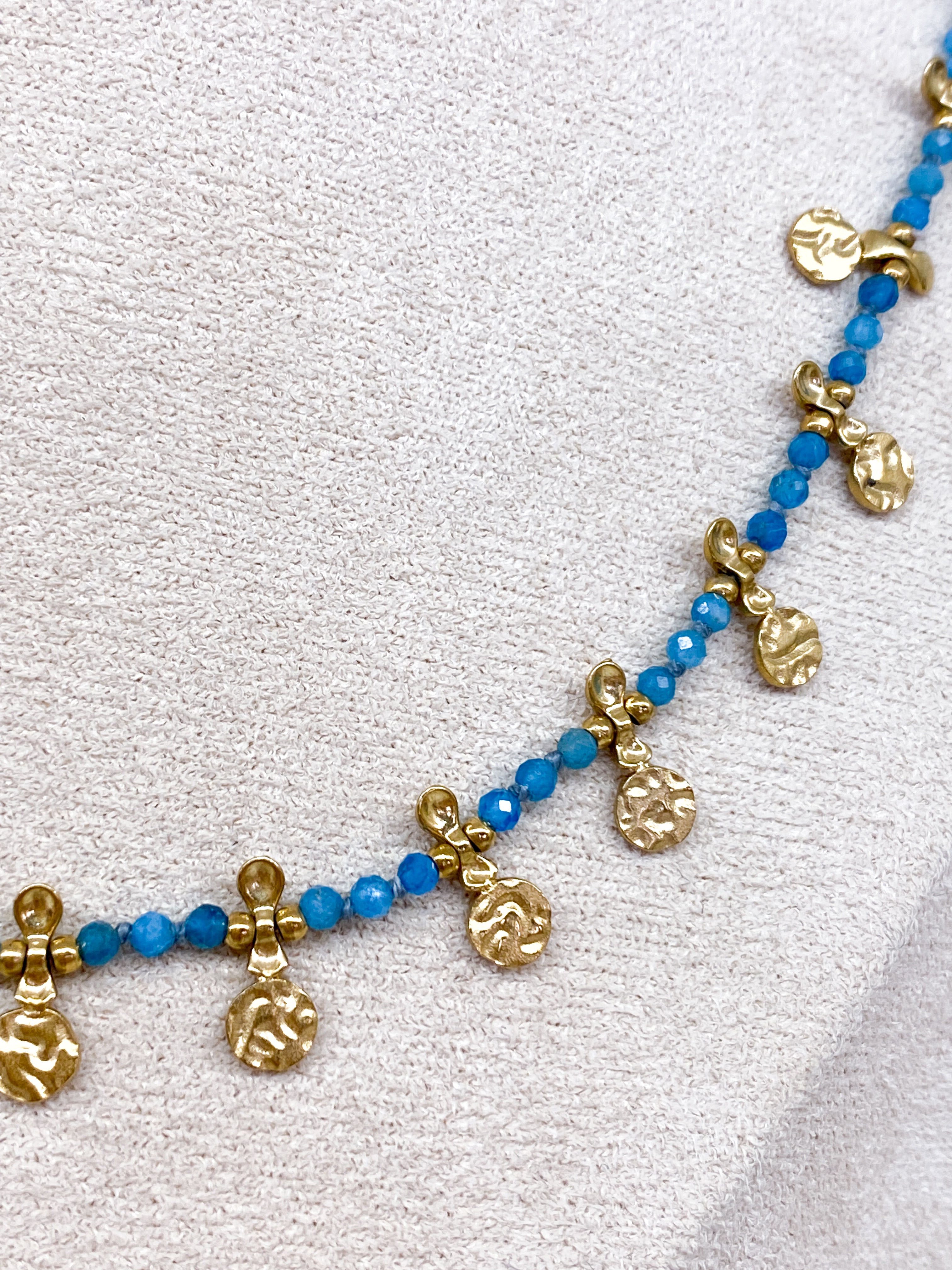 Collier long bleu en apatite et pampilles martelées