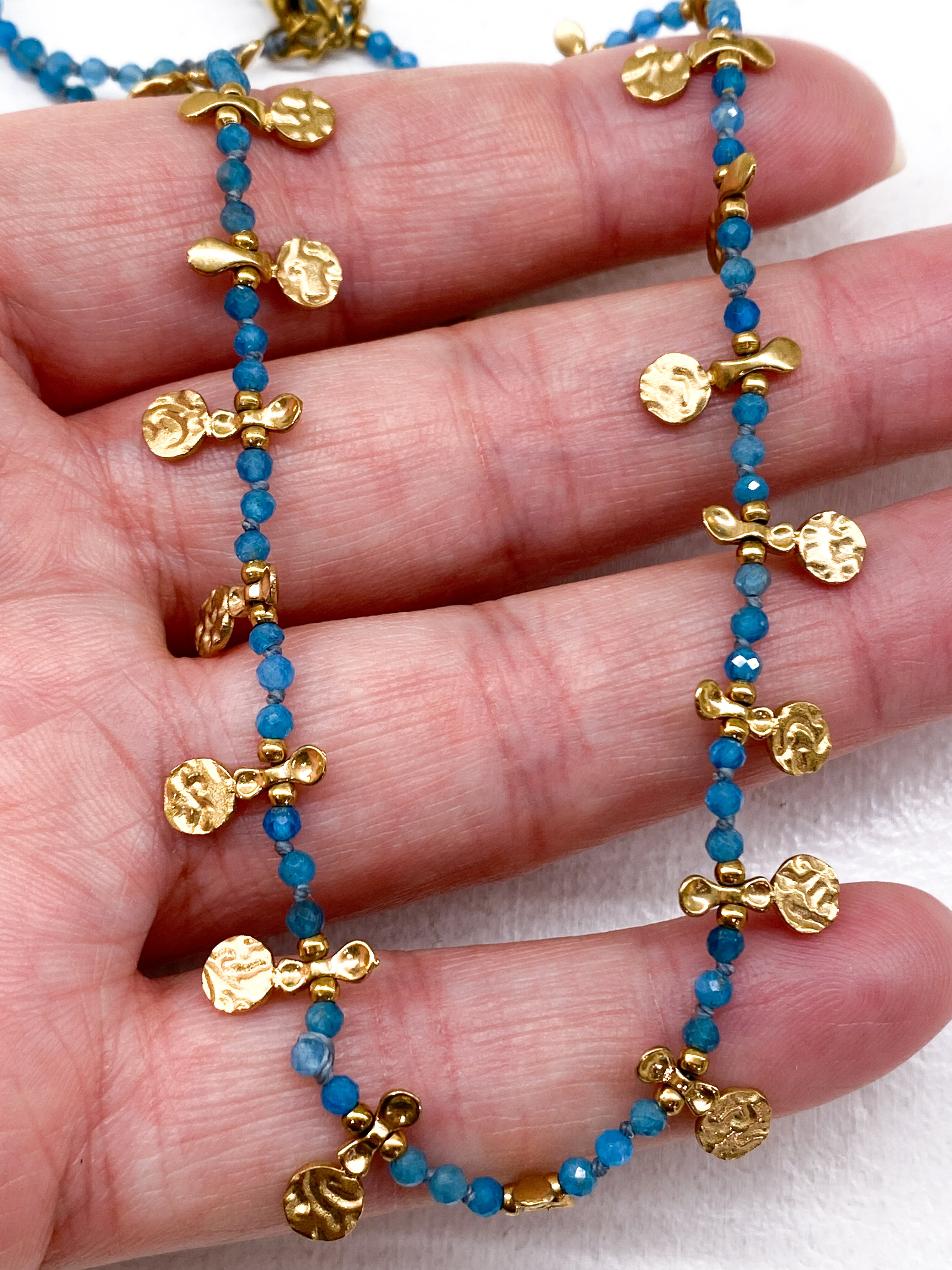 Collier long bleu en apatite et pampilles martelées