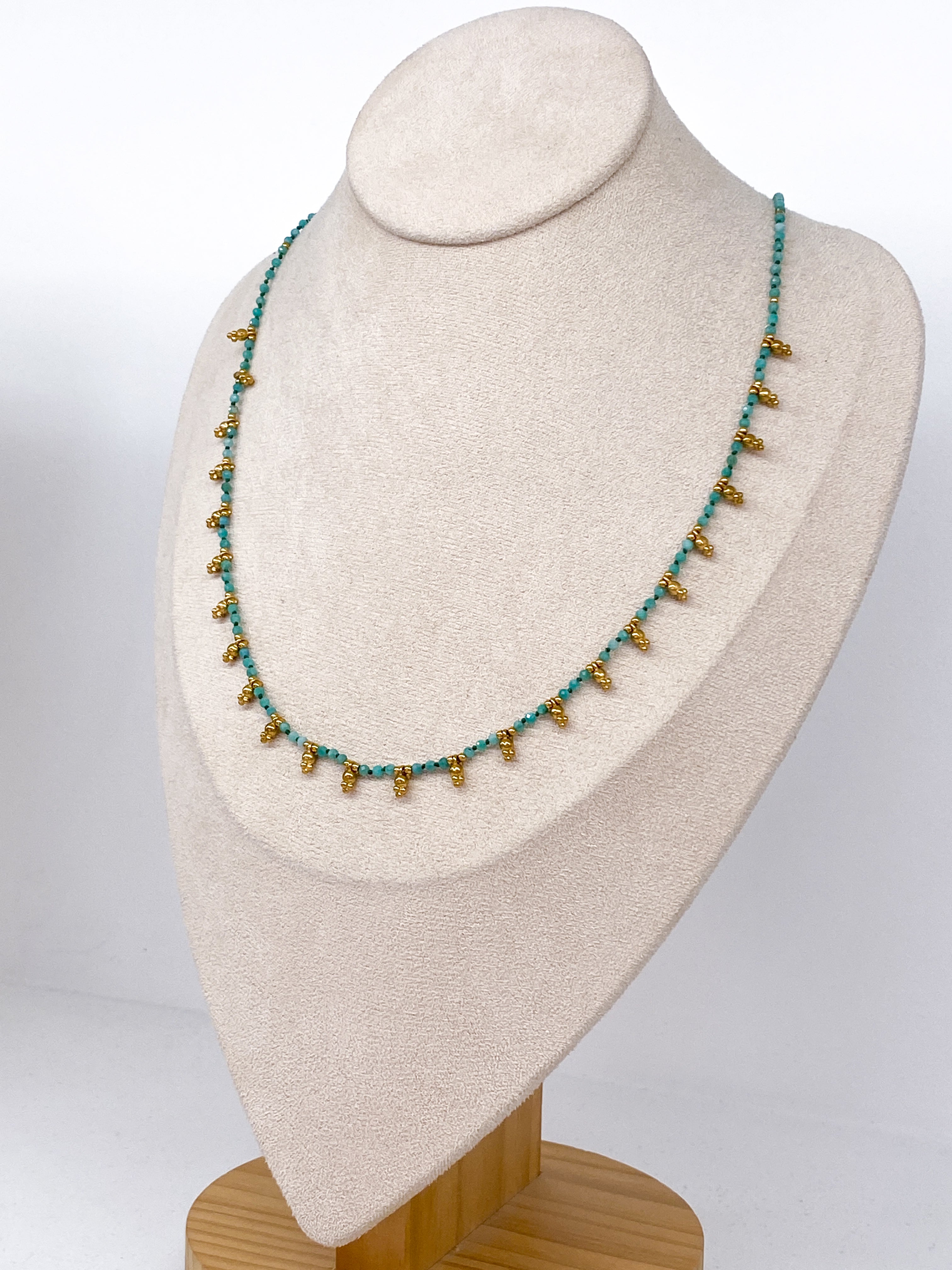 Collier allongé en pierres semi-précieuses