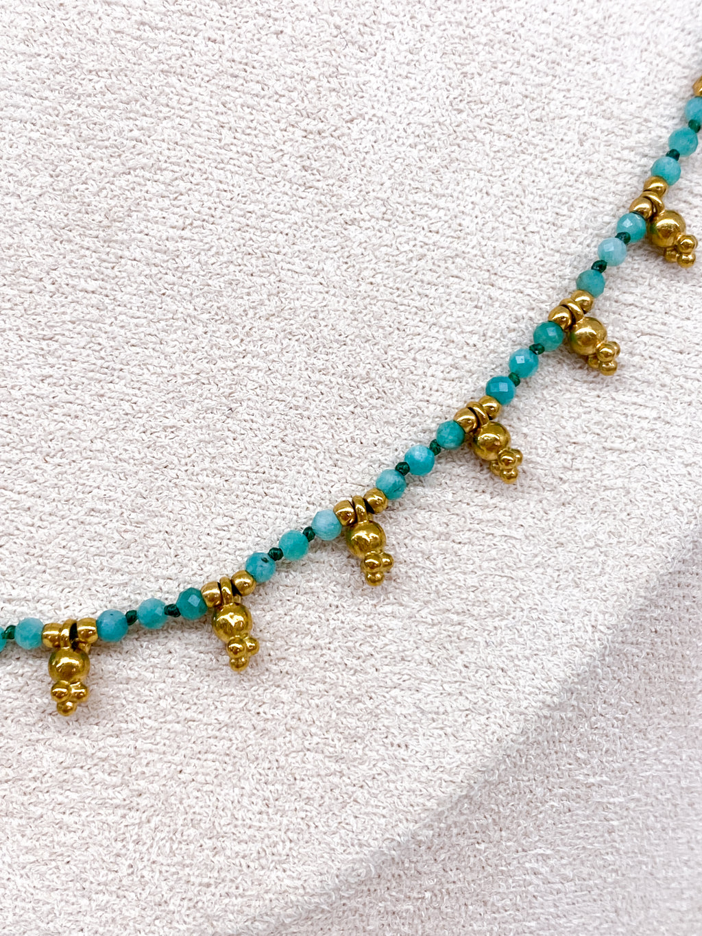 Collier allongé en pierres semi-précieuses