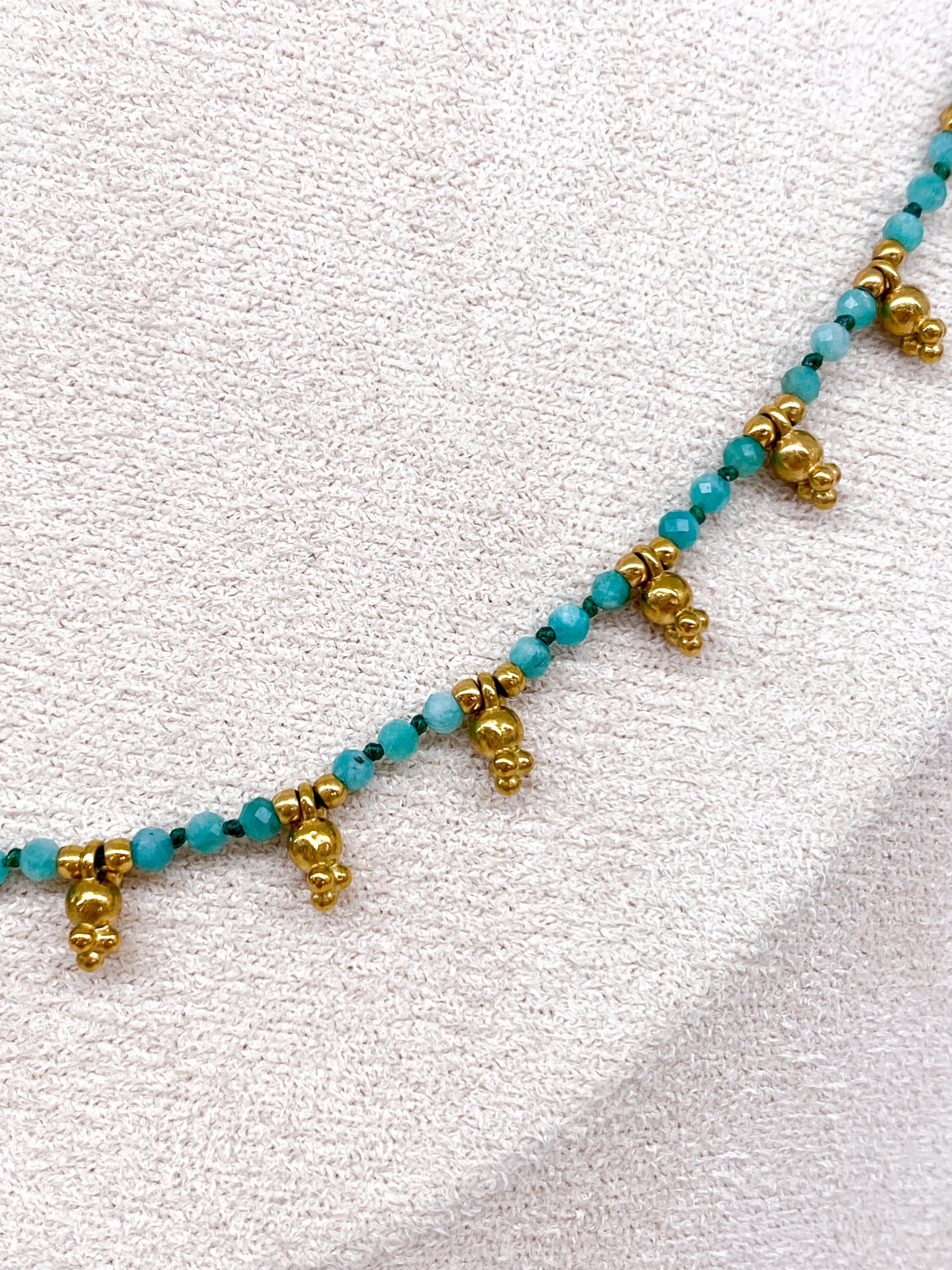 Collier allongé en pierres semi-précieuses
