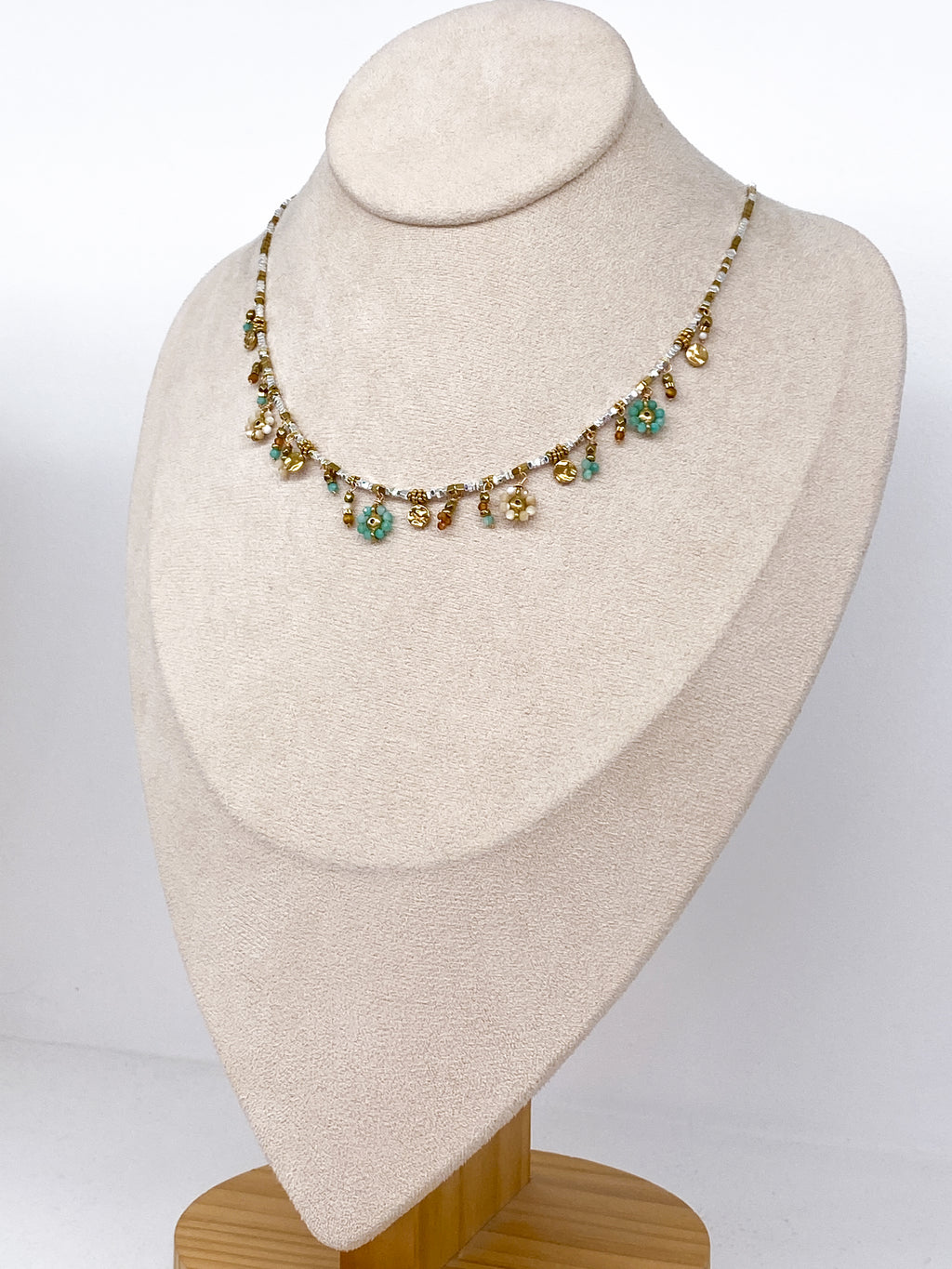 Collier en hématite argentée et dorée et pampilles fleurs