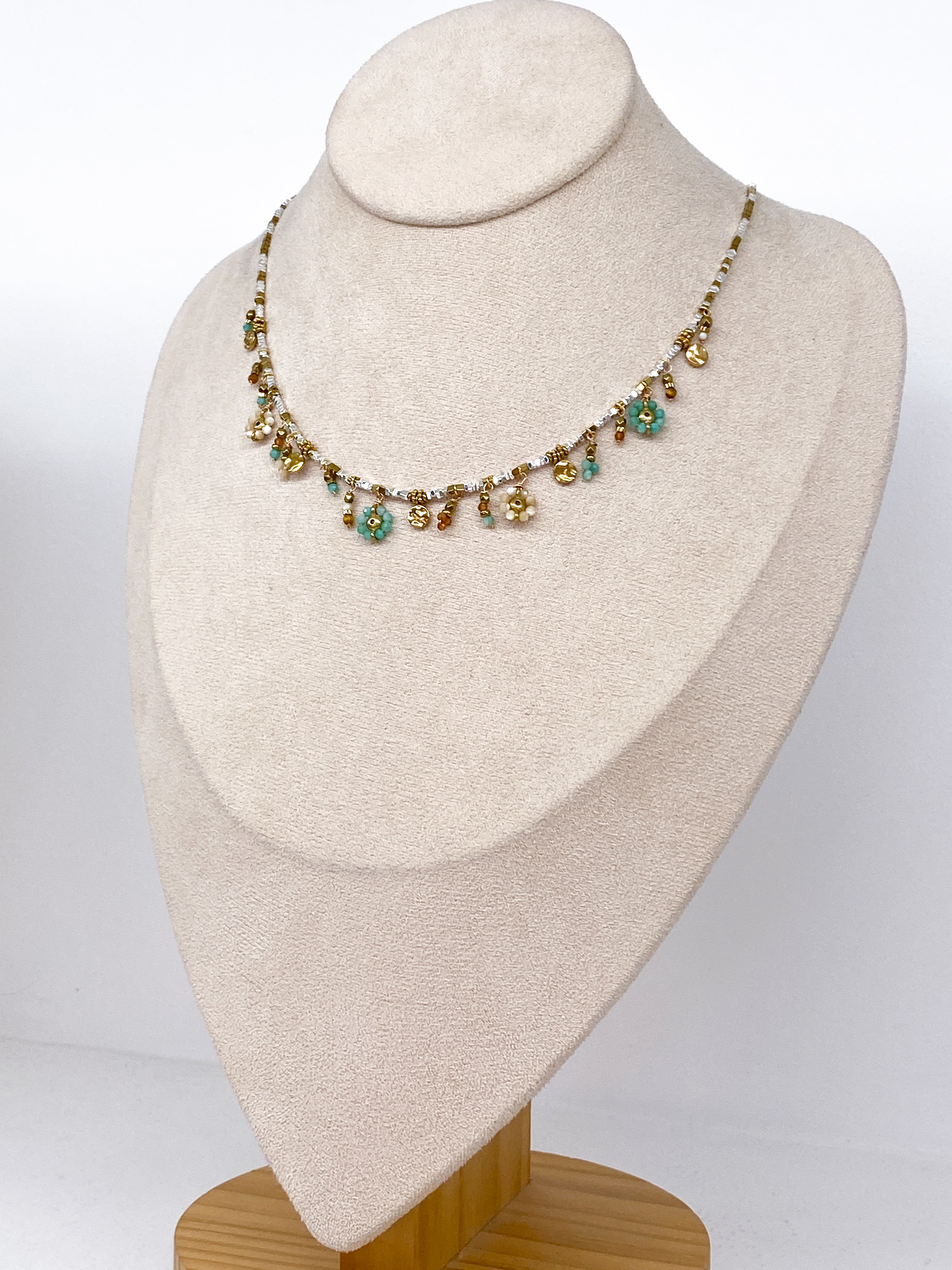 Collier en hématite argentée et dorée et pampilles fleurs