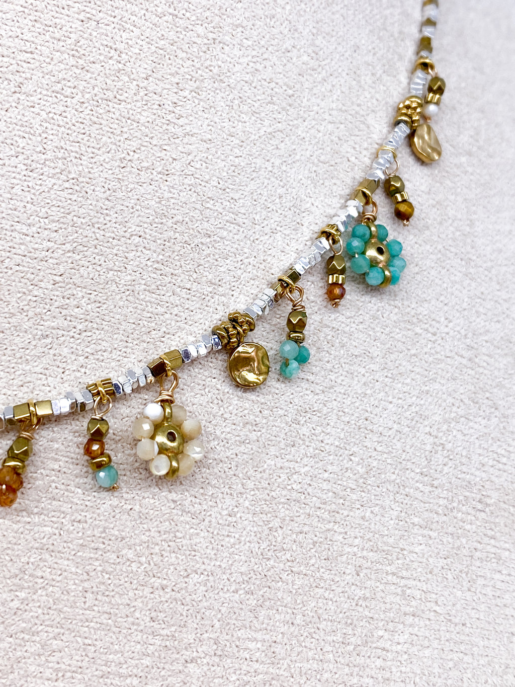 Collier en hématite argentée et dorée et pampilles fleurs
