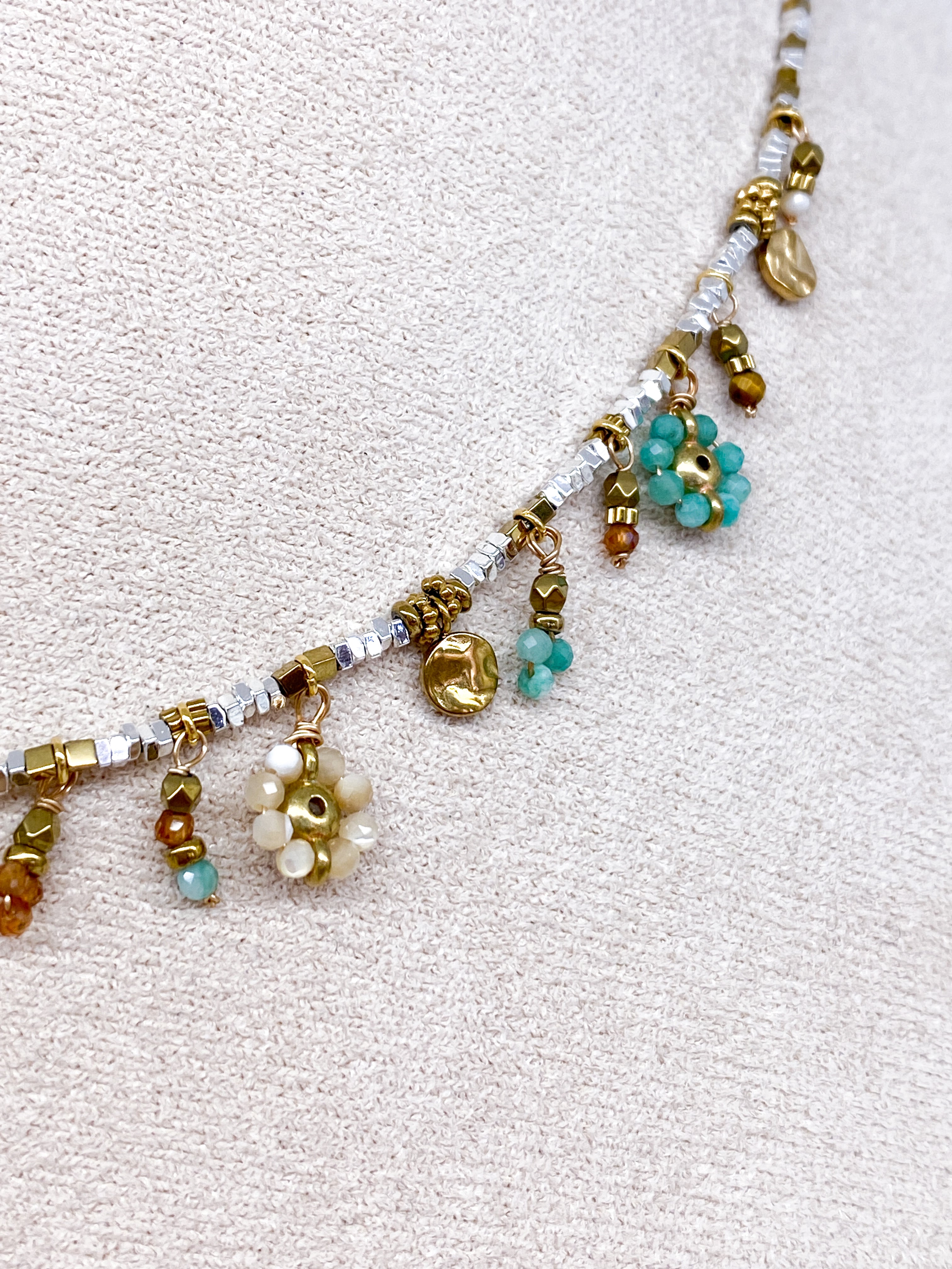 Collier en hématite argentée et dorée et pampilles fleurs