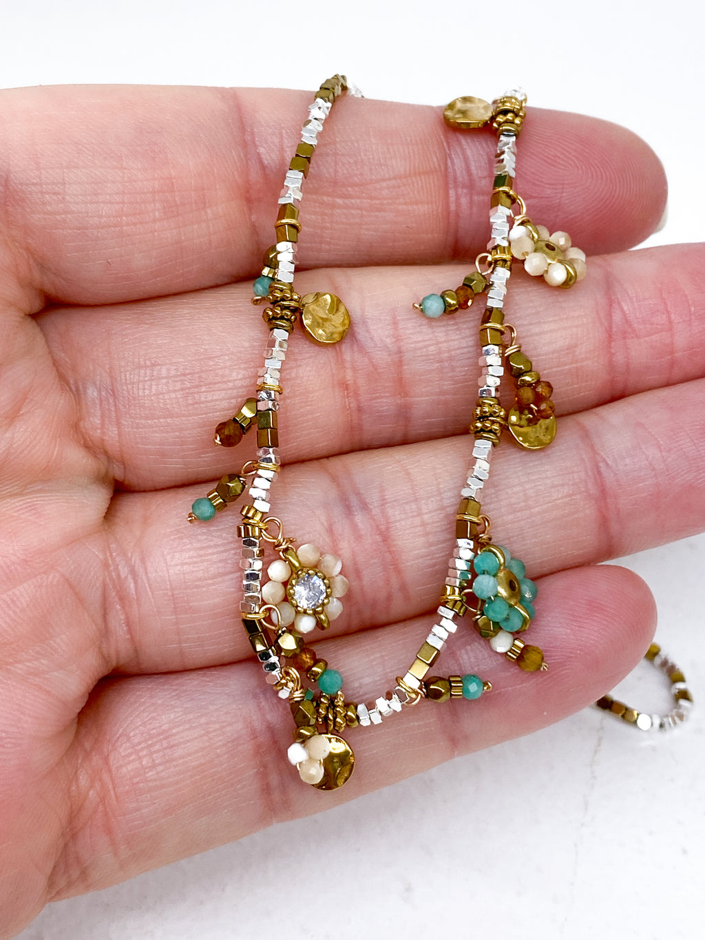 Collier en hématite argentée et dorée et pampilles fleurs