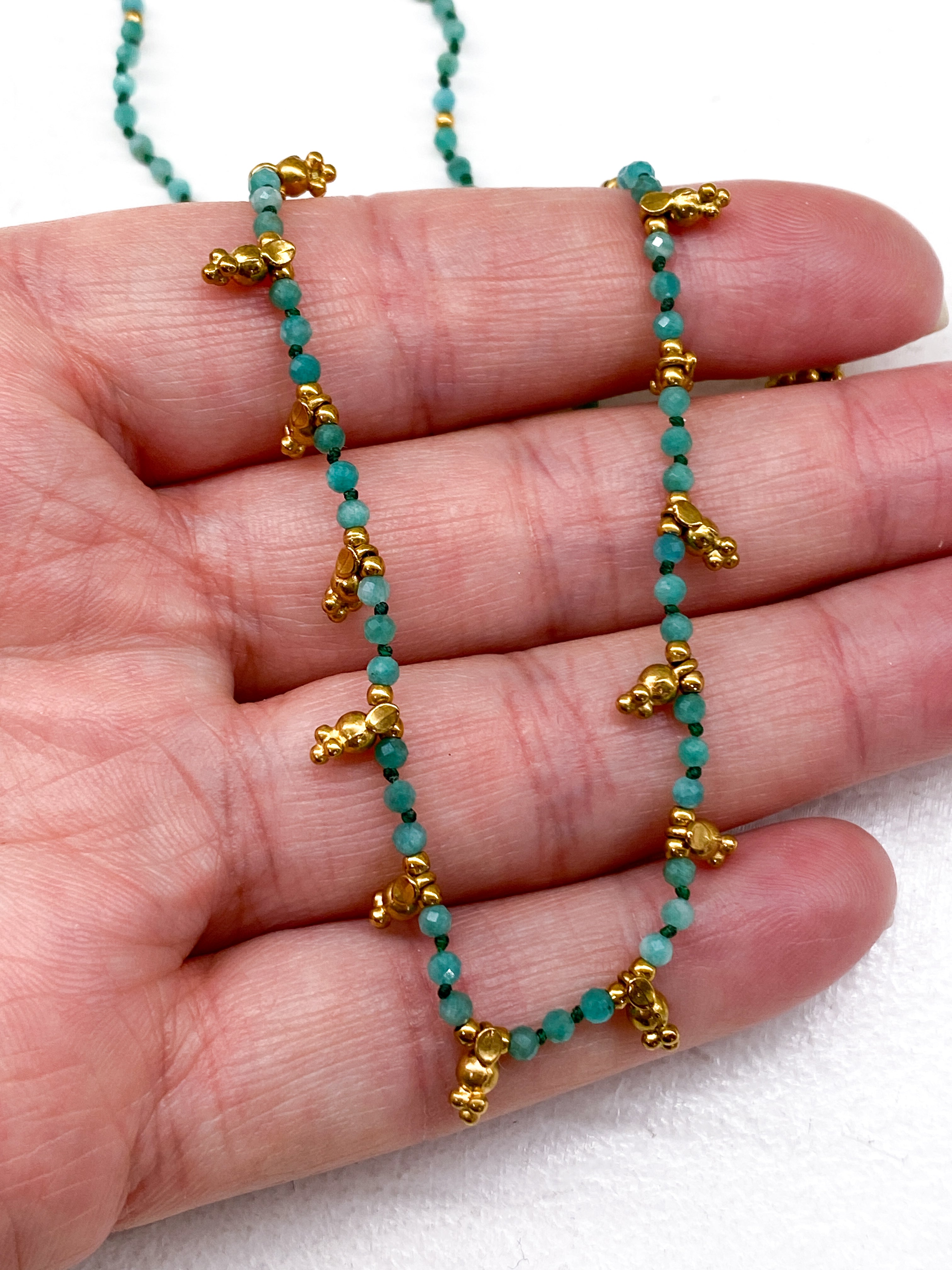 Collier allongé en pierres semi-précieuses
