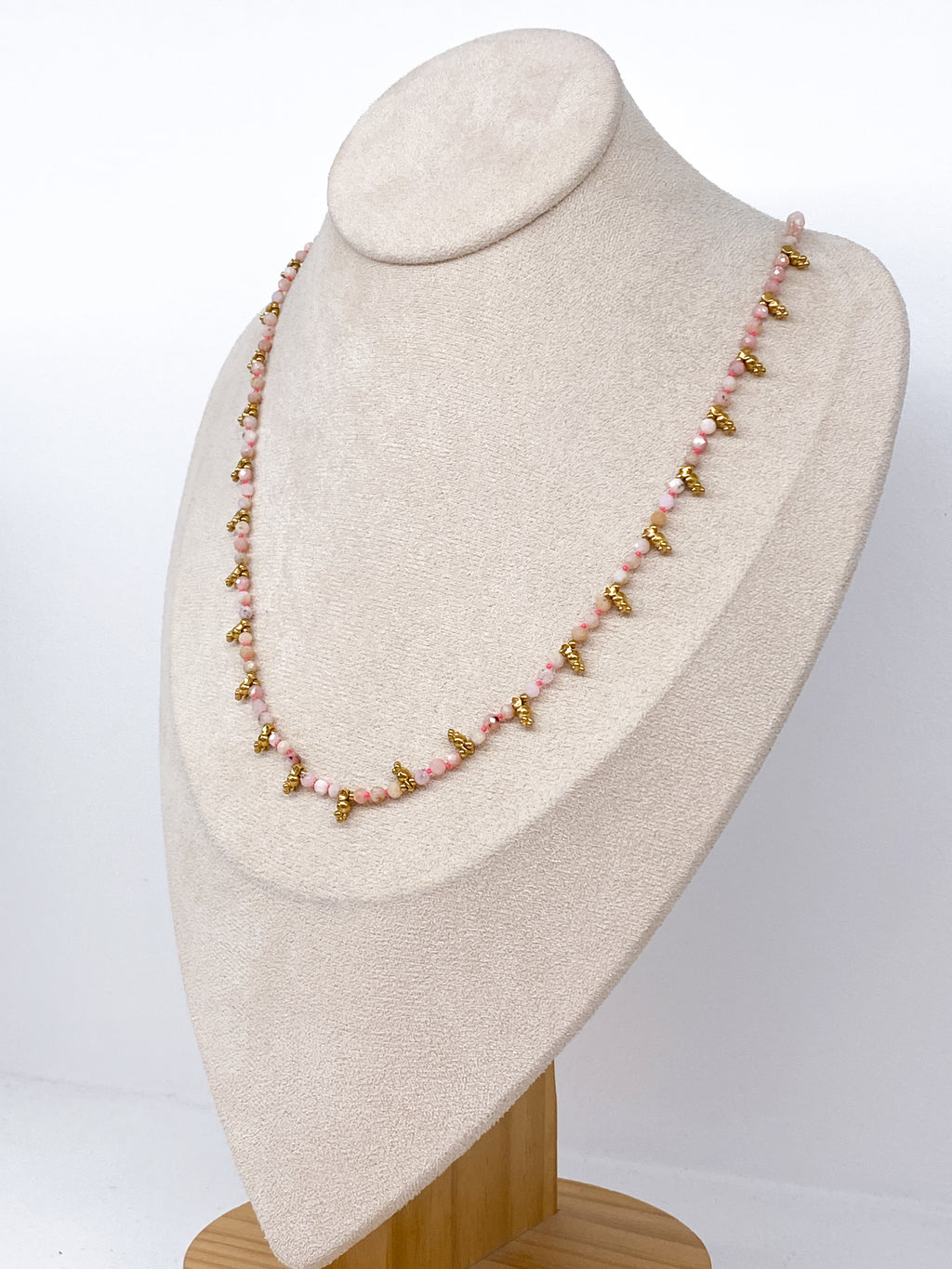 Collier allongé en pierres semi-précieuses