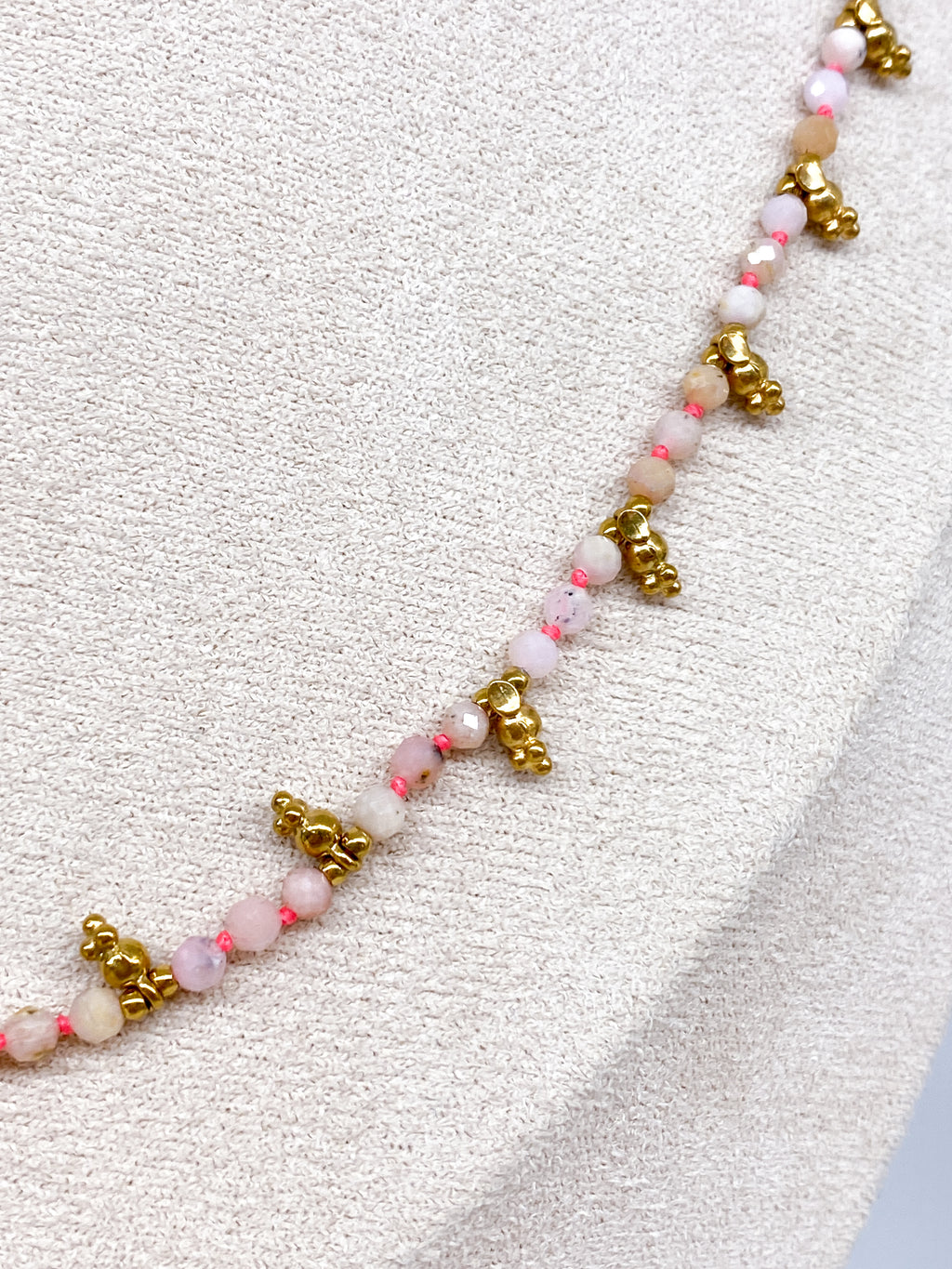 Collier allongé en pierres semi-précieuses