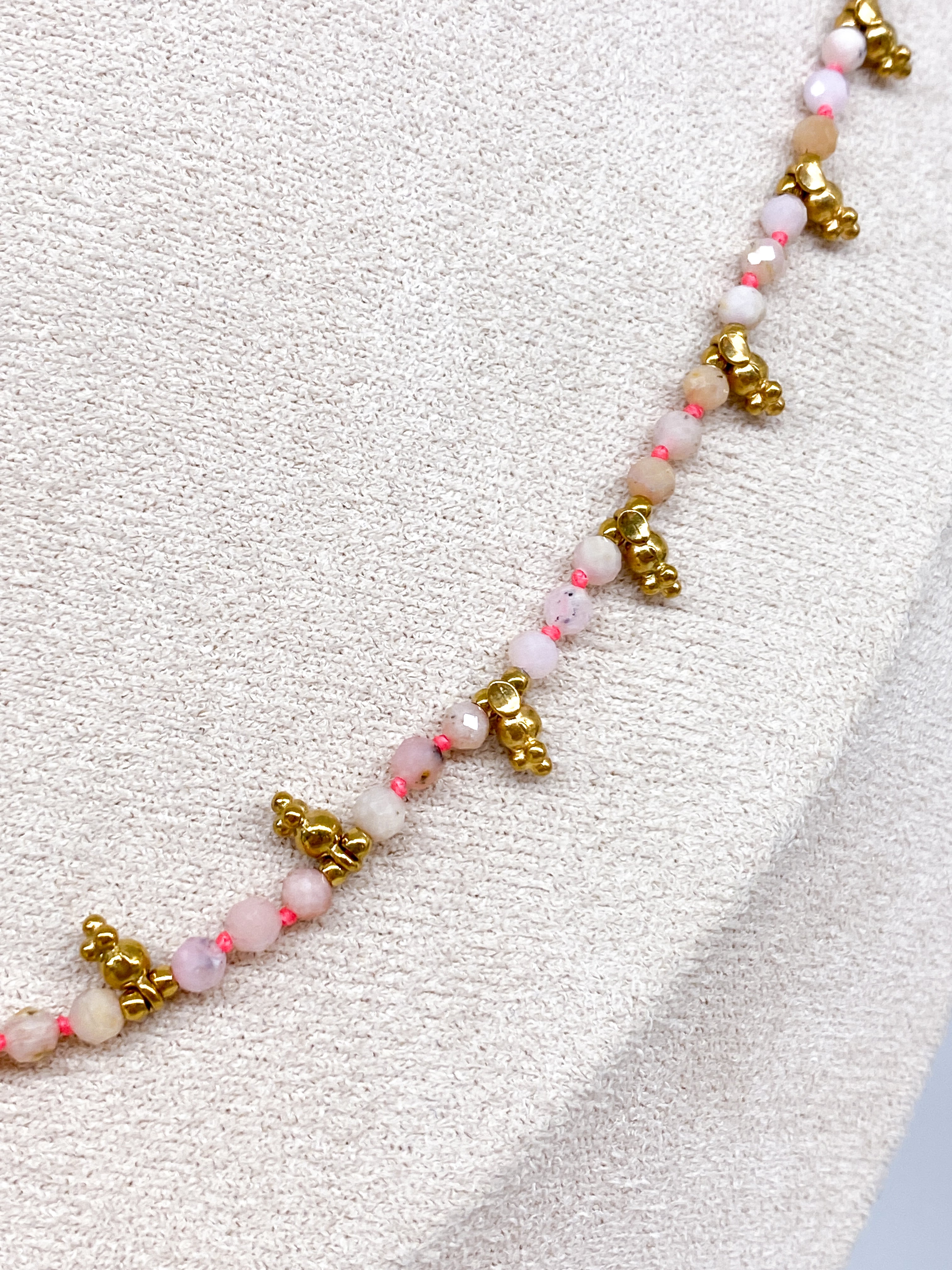 Collier allongé en pierres semi-précieuses