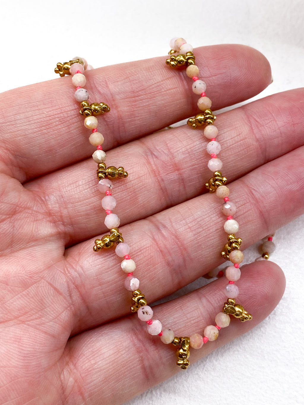 Collier allongé en pierres semi-précieuses