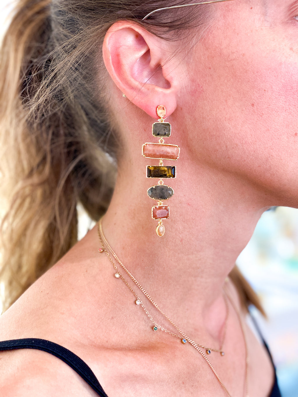 Boucles d’oreilles longues en pierres naturelles multicolores
