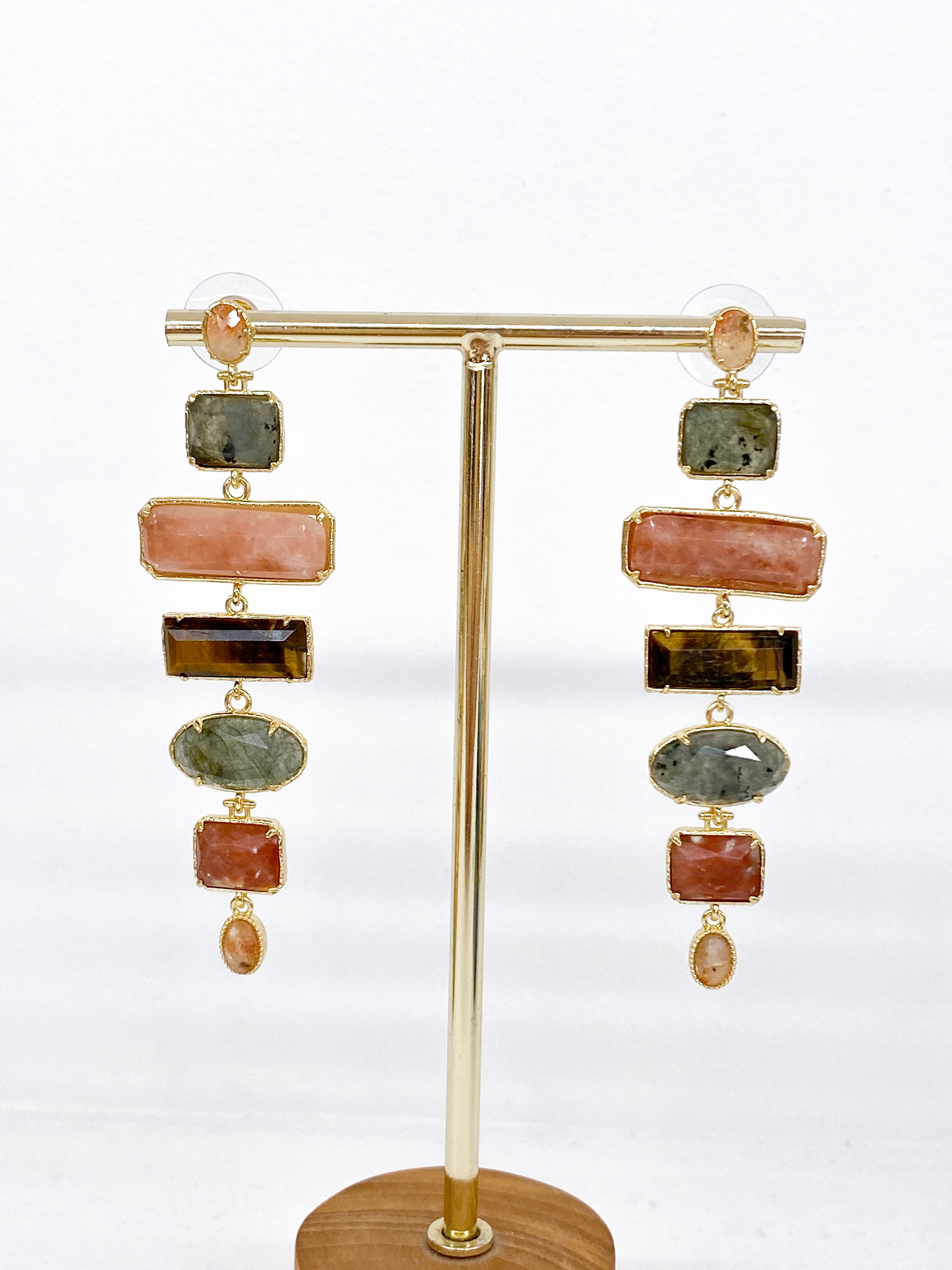 Boucles d’oreilles longues en pierres naturelles multicolores