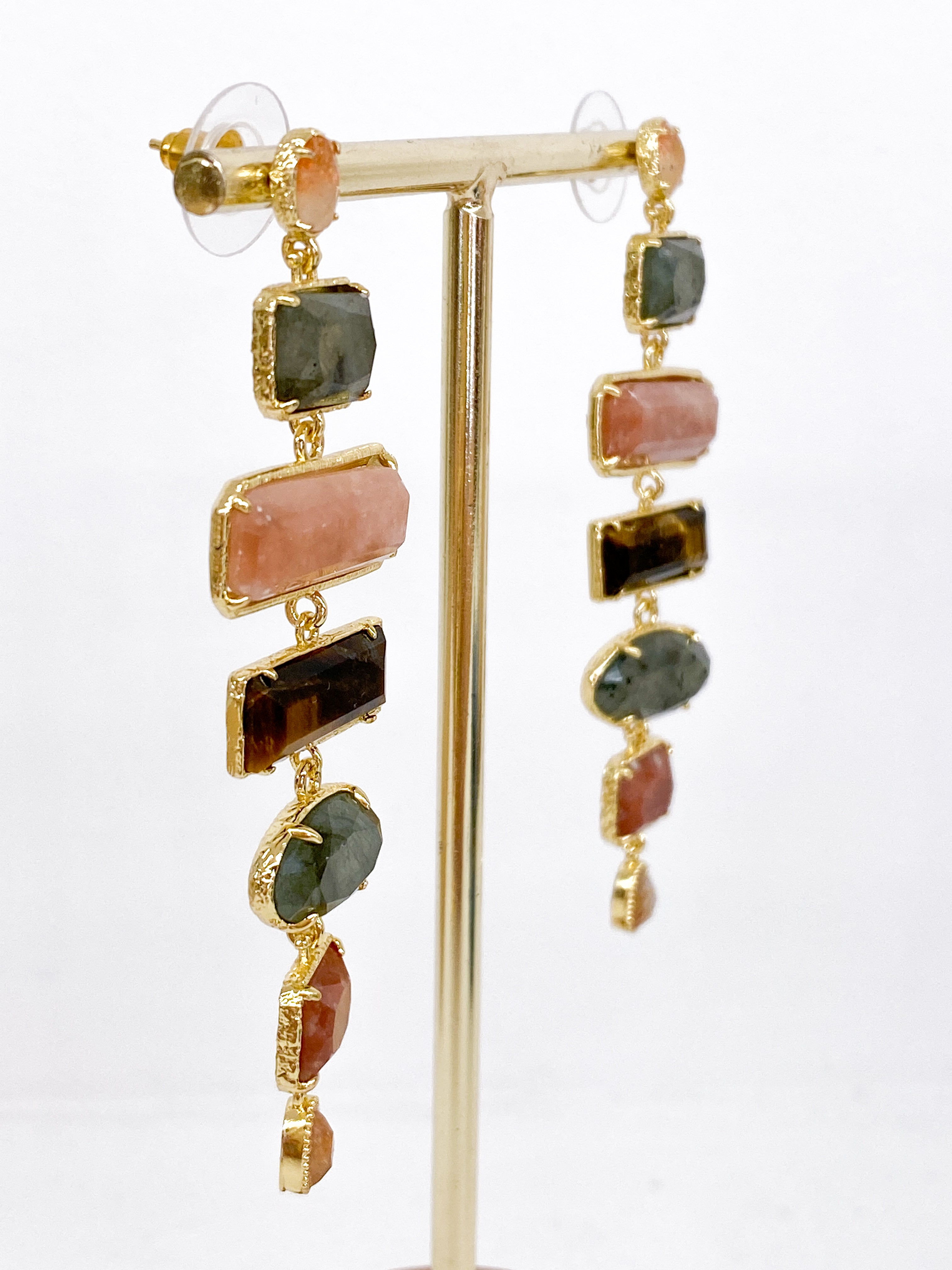 Boucles d’oreilles longues en pierres naturelles multicolores