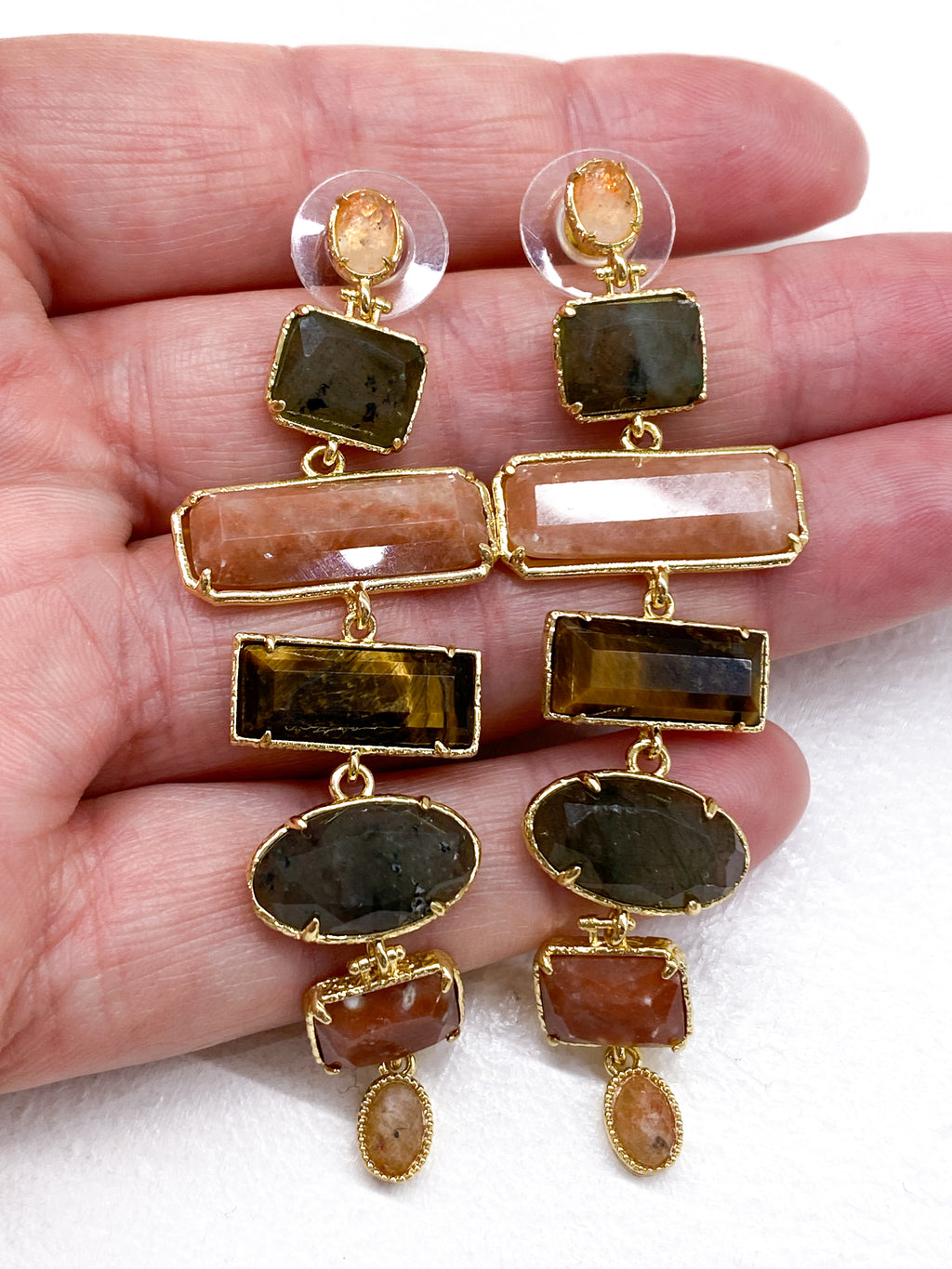 Boucles d’oreilles longues en pierres naturelles multicolores