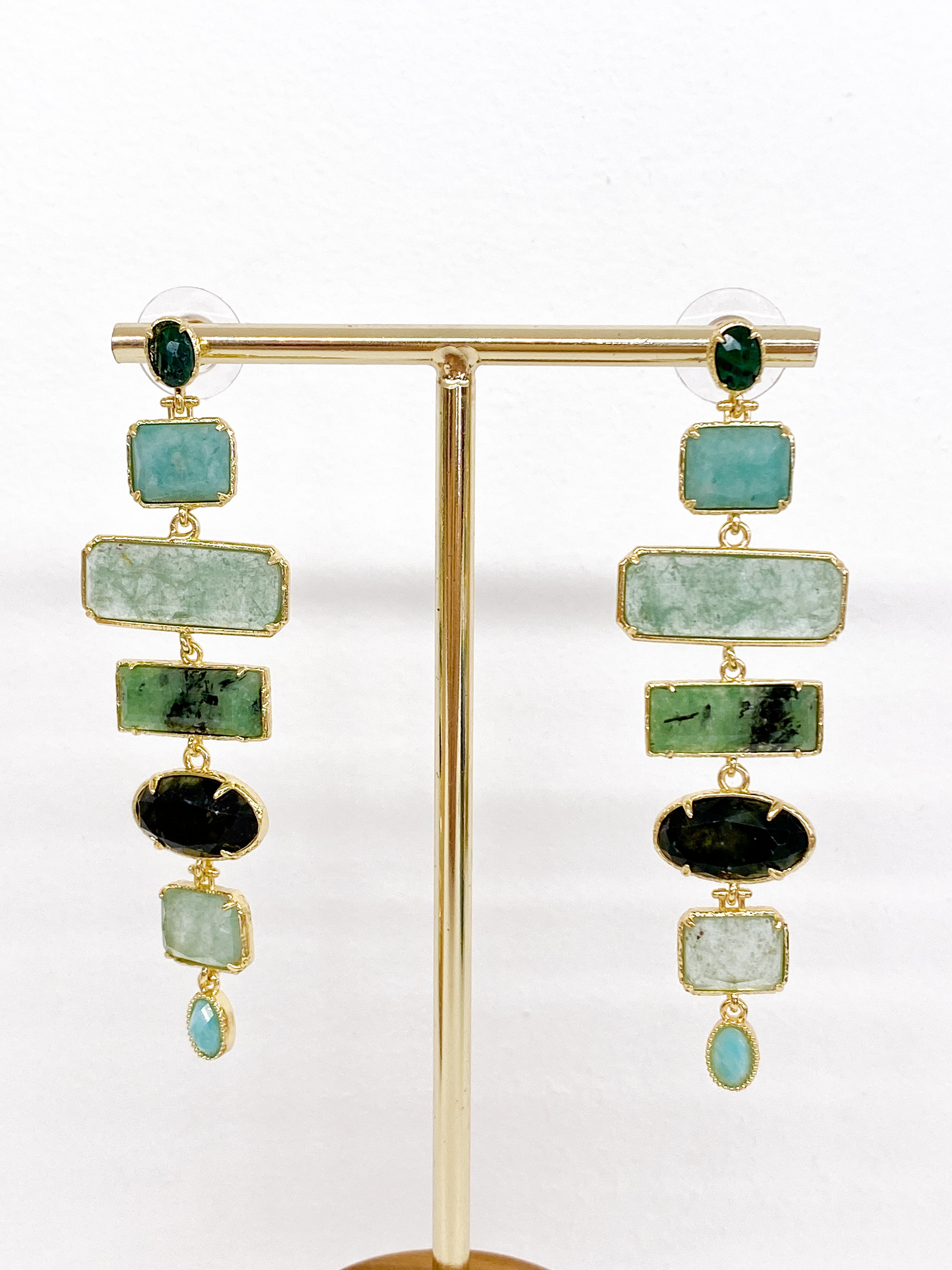 Boucles d’oreilles longues en pierres naturelles multicolores