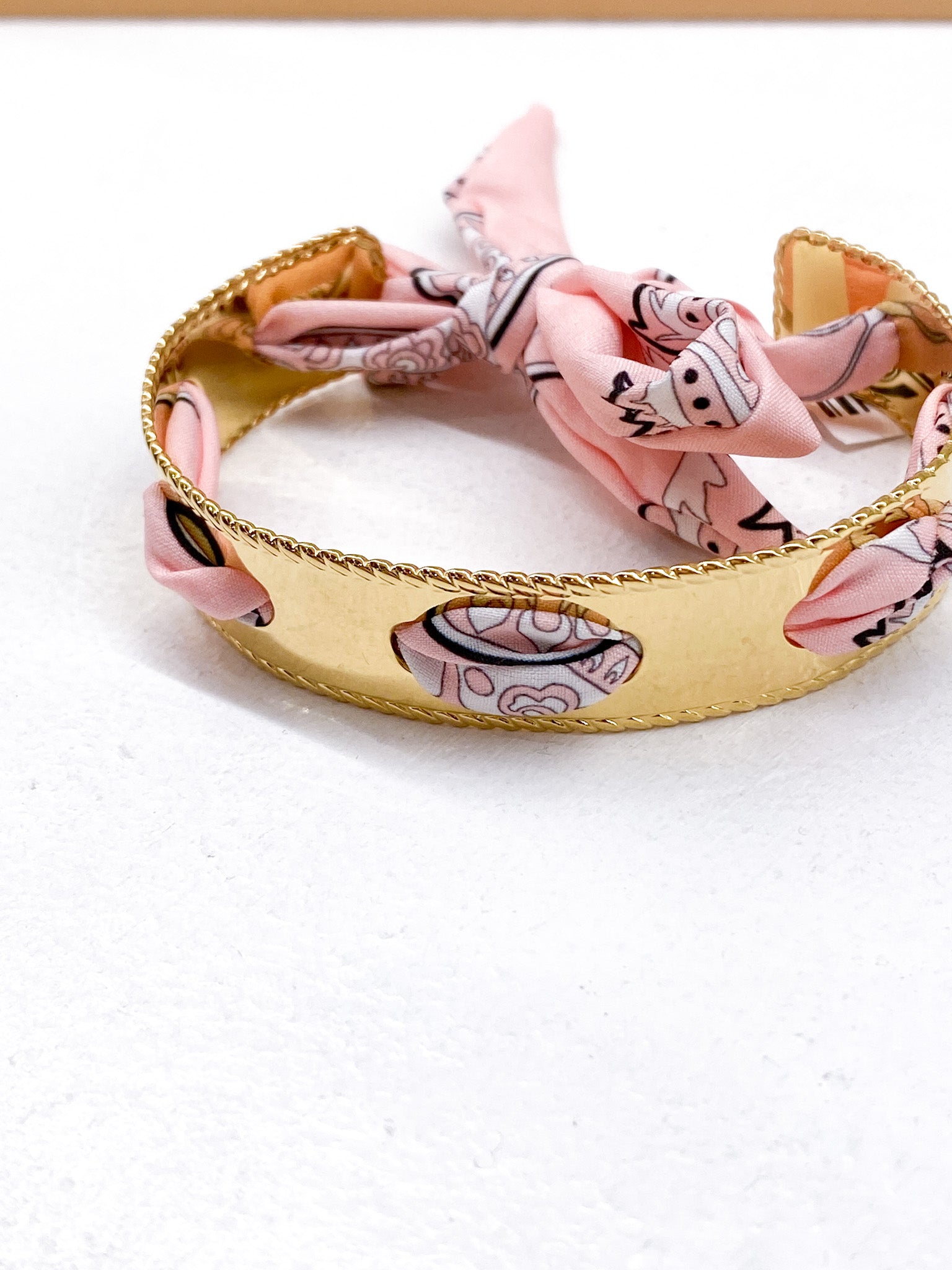 Bracelet jonc lisse doré avec tissu motif bandana paisley