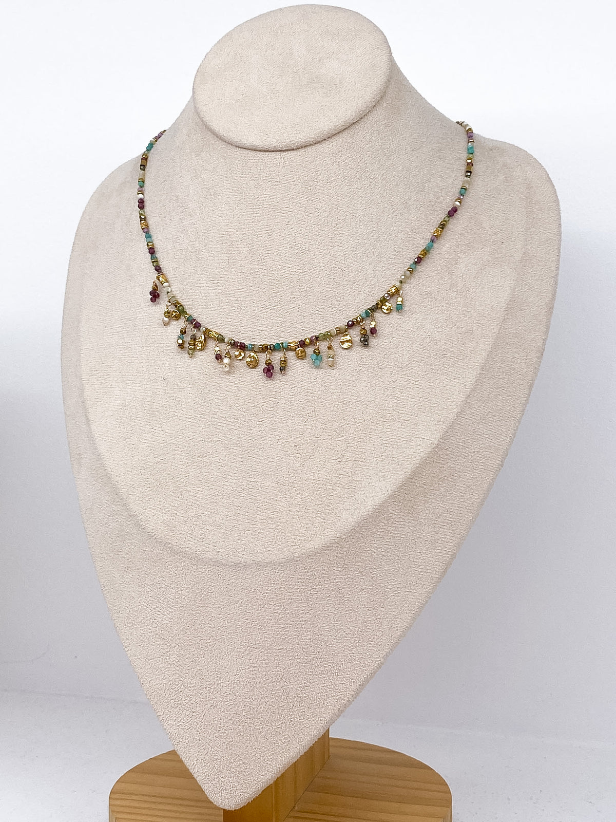 Collier multicolore en pierres naturelles et pampilles dorées