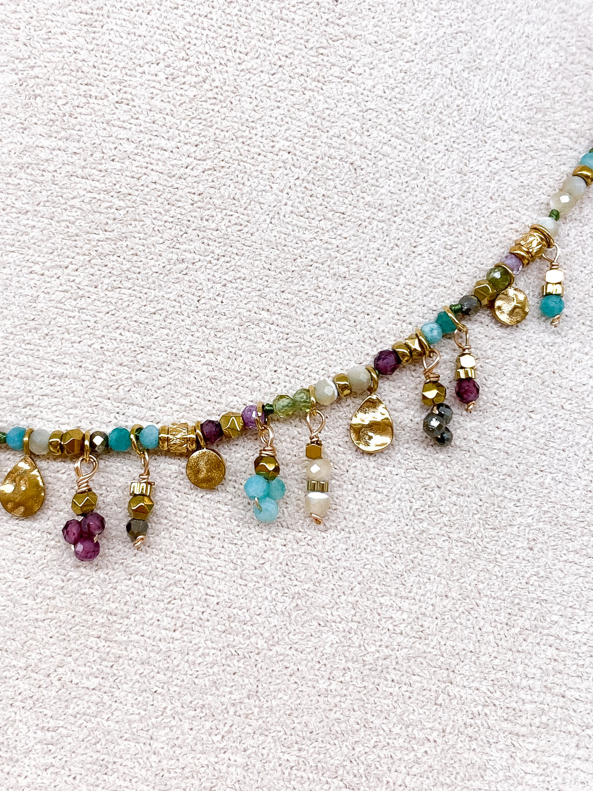 Collier multicolore en pierres naturelles et pampilles dorées