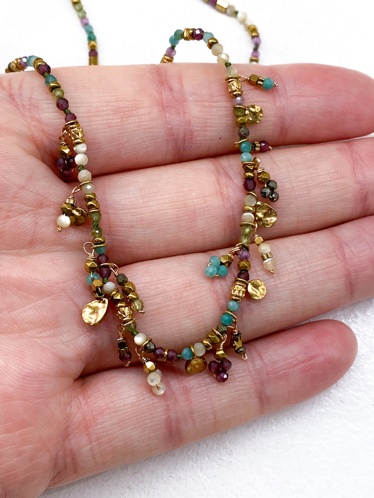 Collier multicolore en pierres naturelles et pampilles dorées
