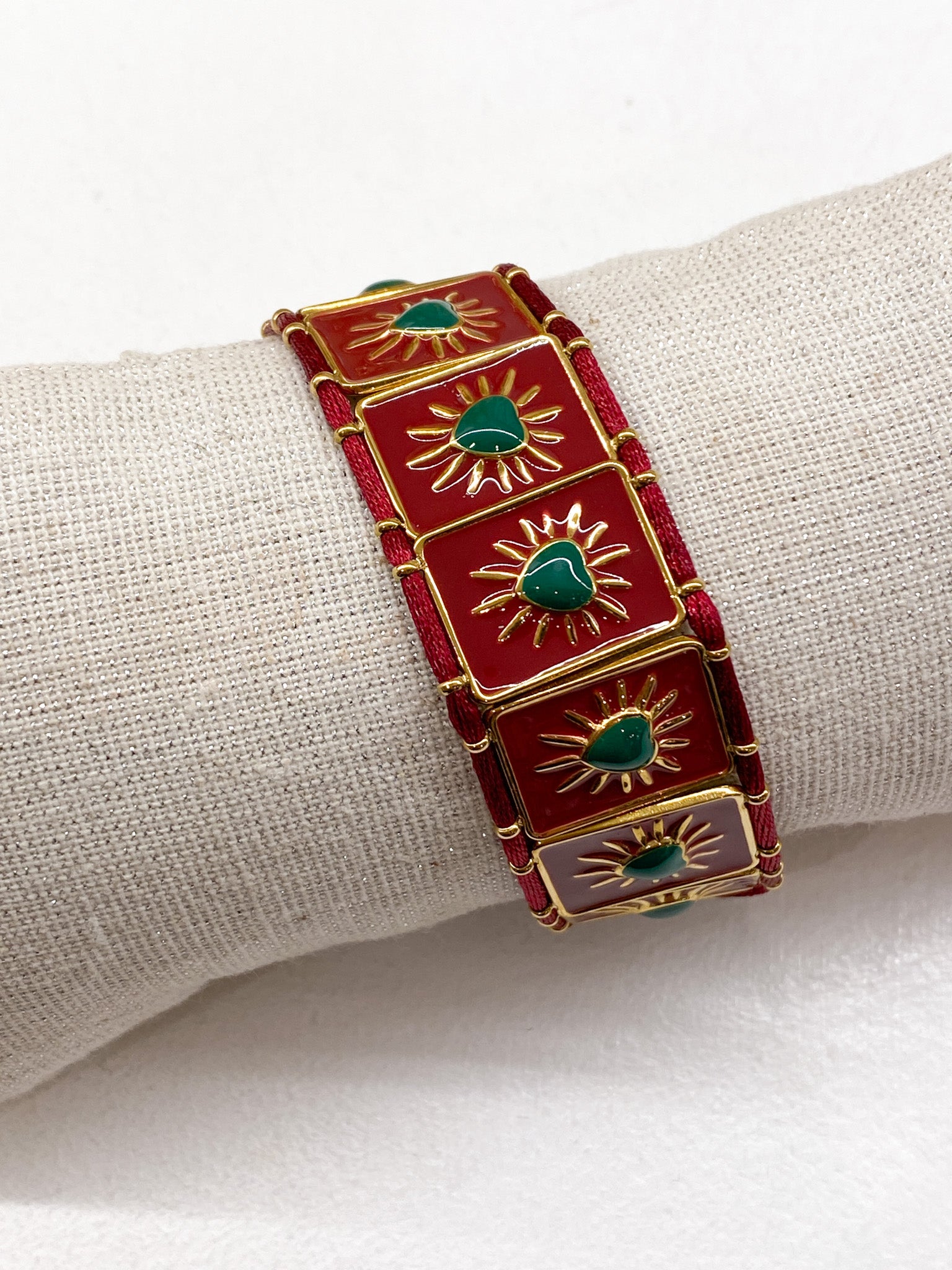 Bracelet doré avec plaques émaillées marron et cœur orange