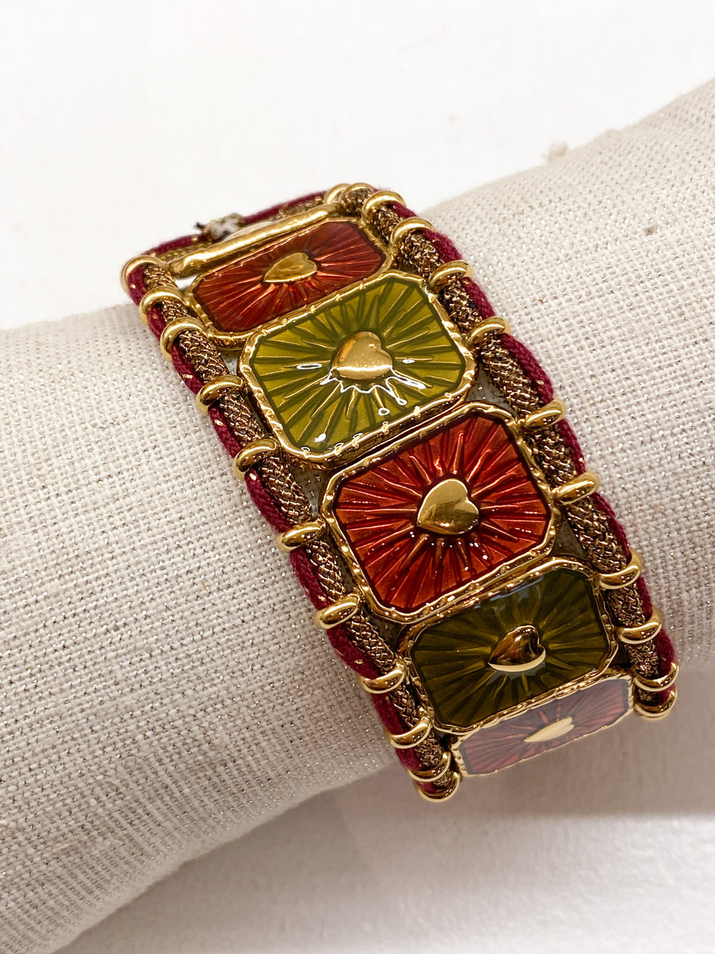 Bracelet rectangulaire en acier doré avec émail et cœur doré