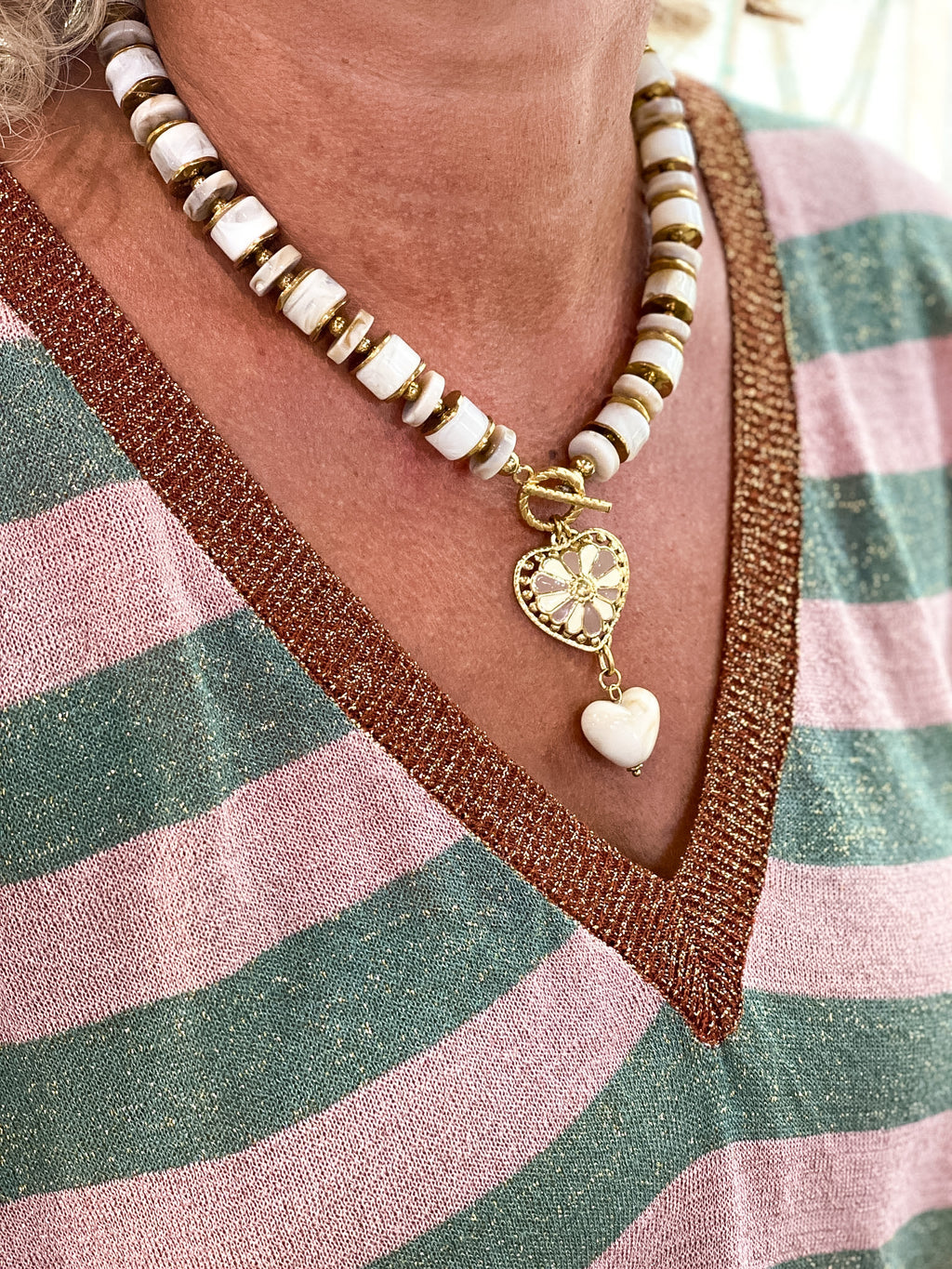 Collier en acétate marbré avec pendentifs cœurs