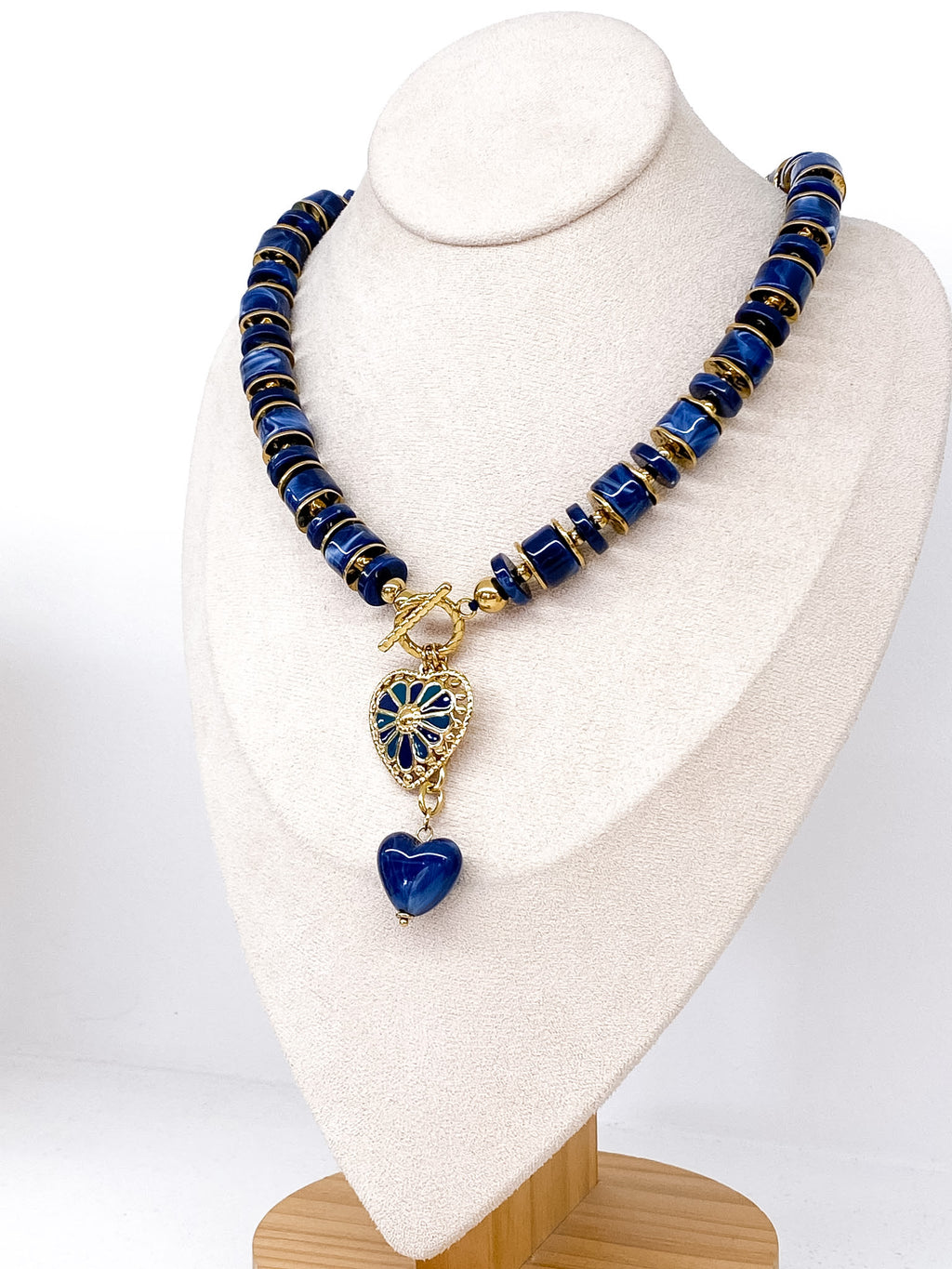 Collier en acétate marbré avec pendentifs cœurs