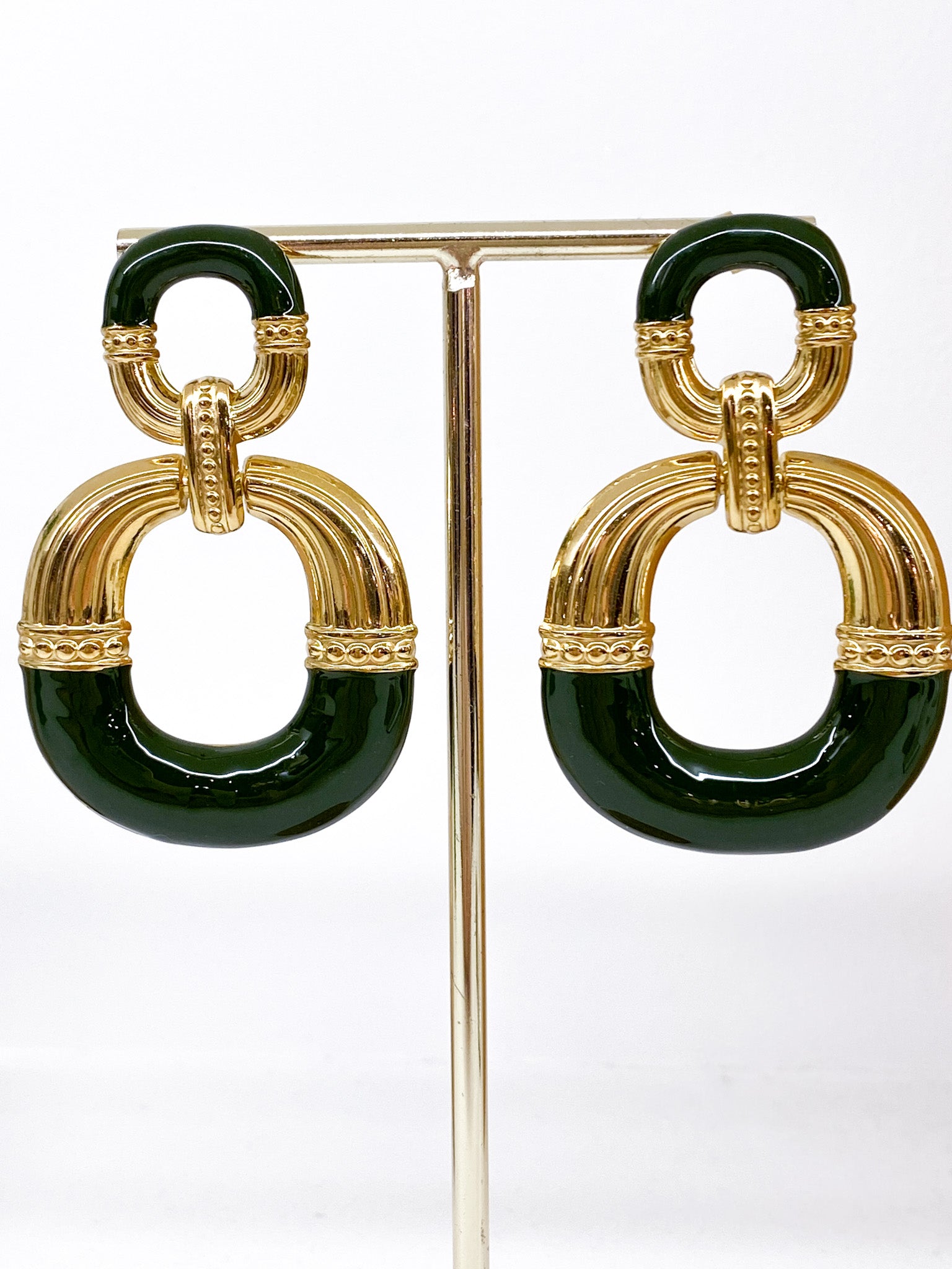 Boucles d’oreilles géométriques en émail coloré et acier doré