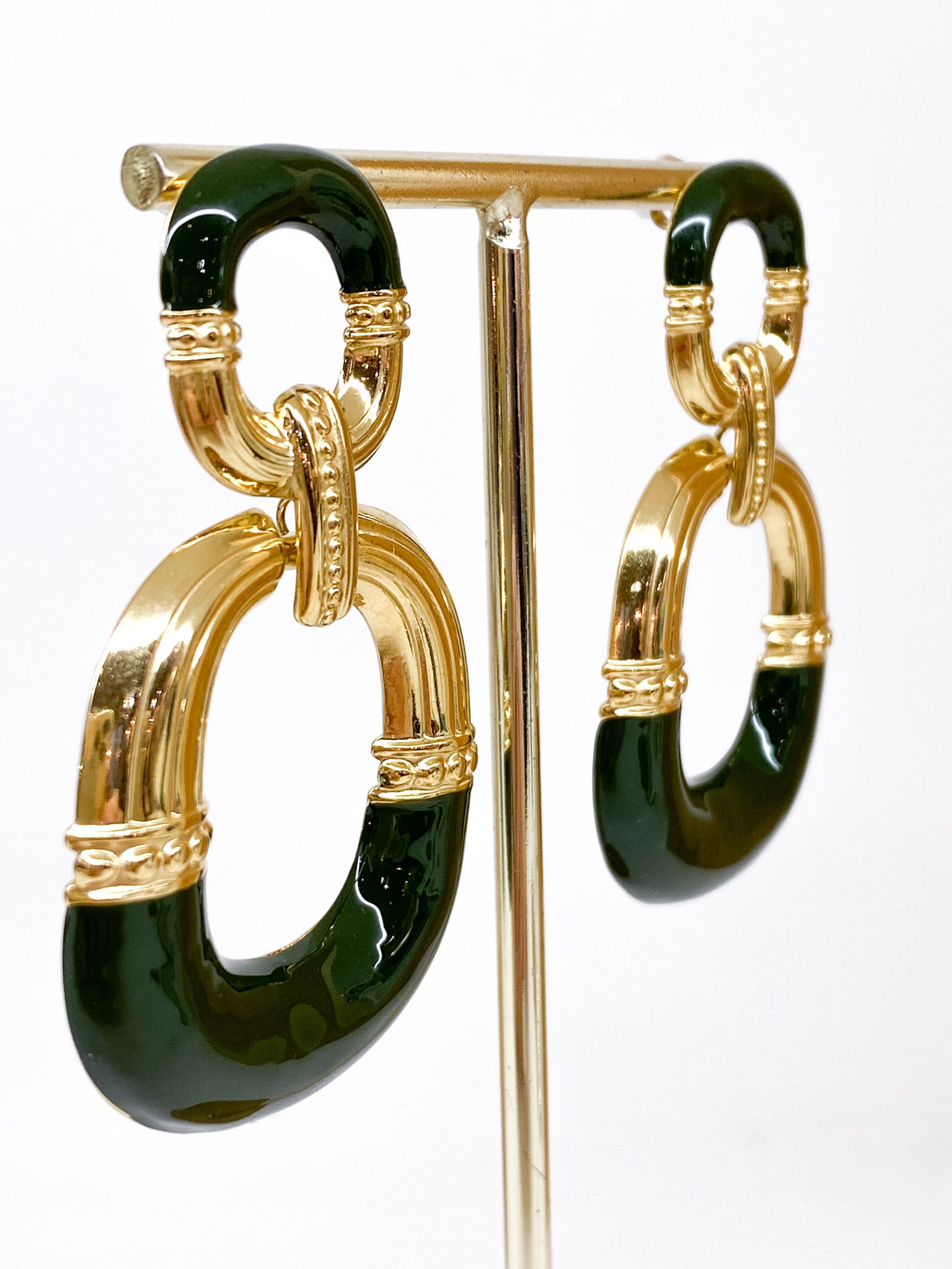 Boucles d’oreilles géométriques en émail coloré et acier doré