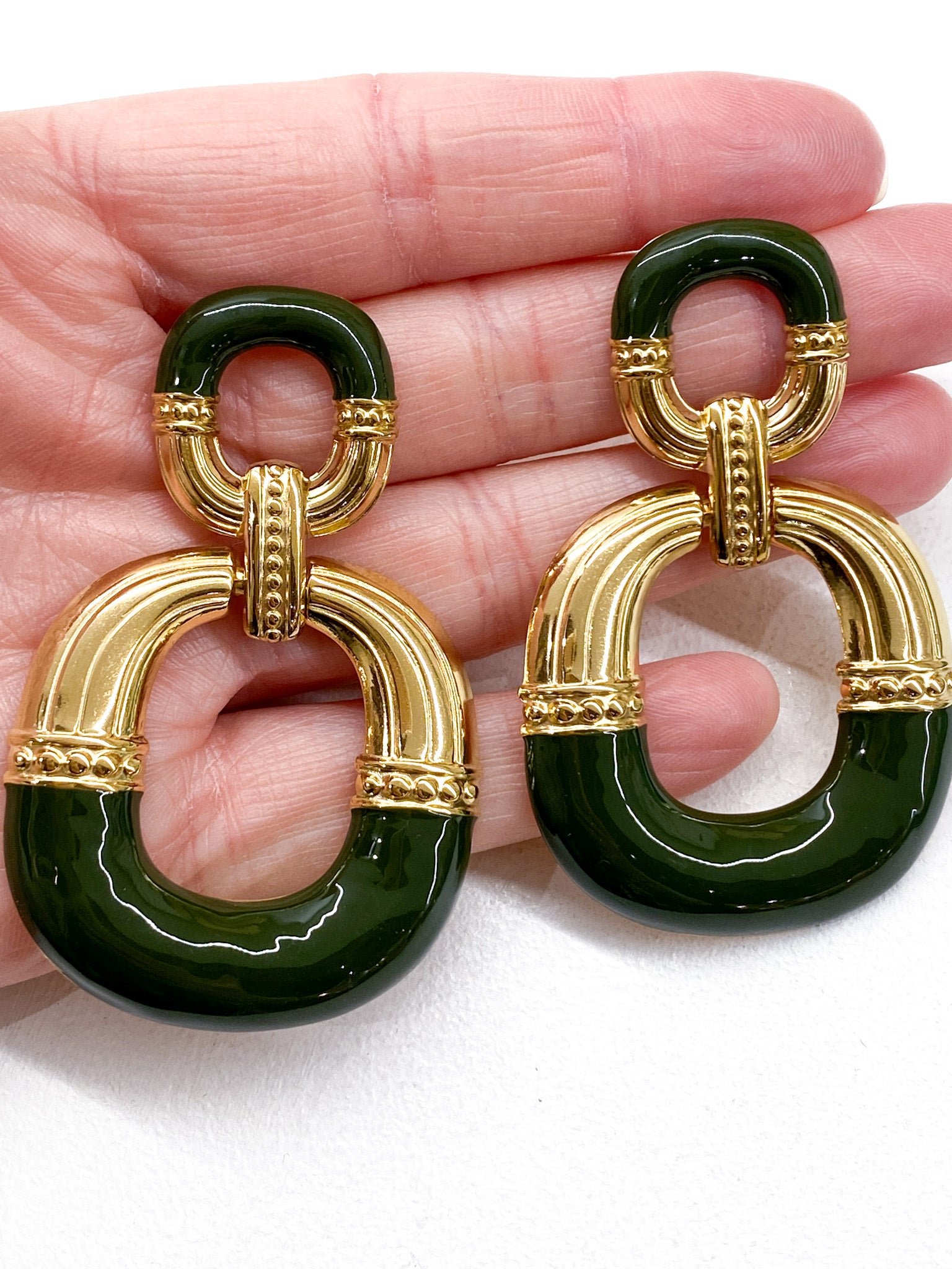 Boucles d’oreilles géométriques en émail coloré et acier doré