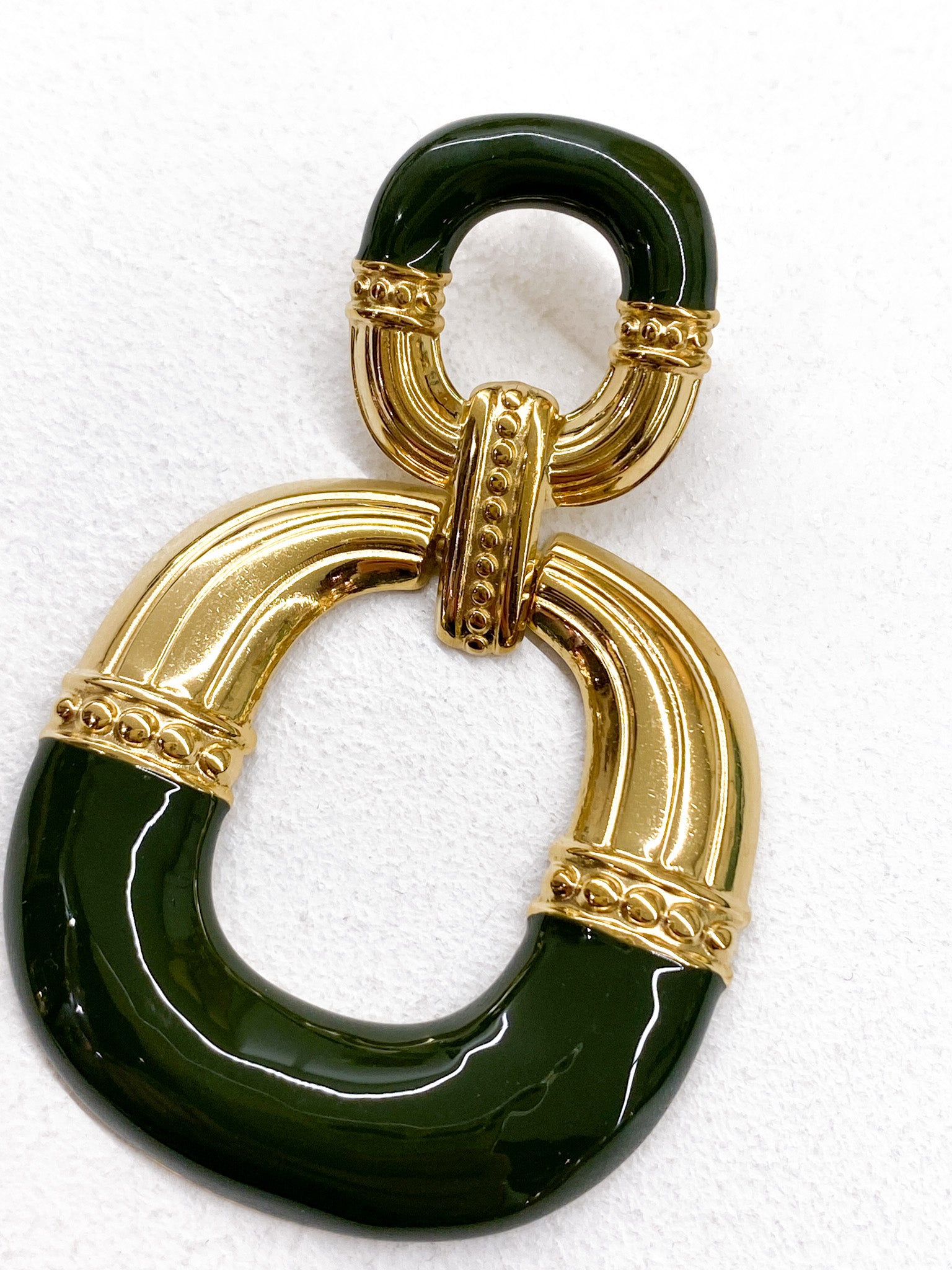 Boucles d’oreilles géométriques en émail coloré et acier doré