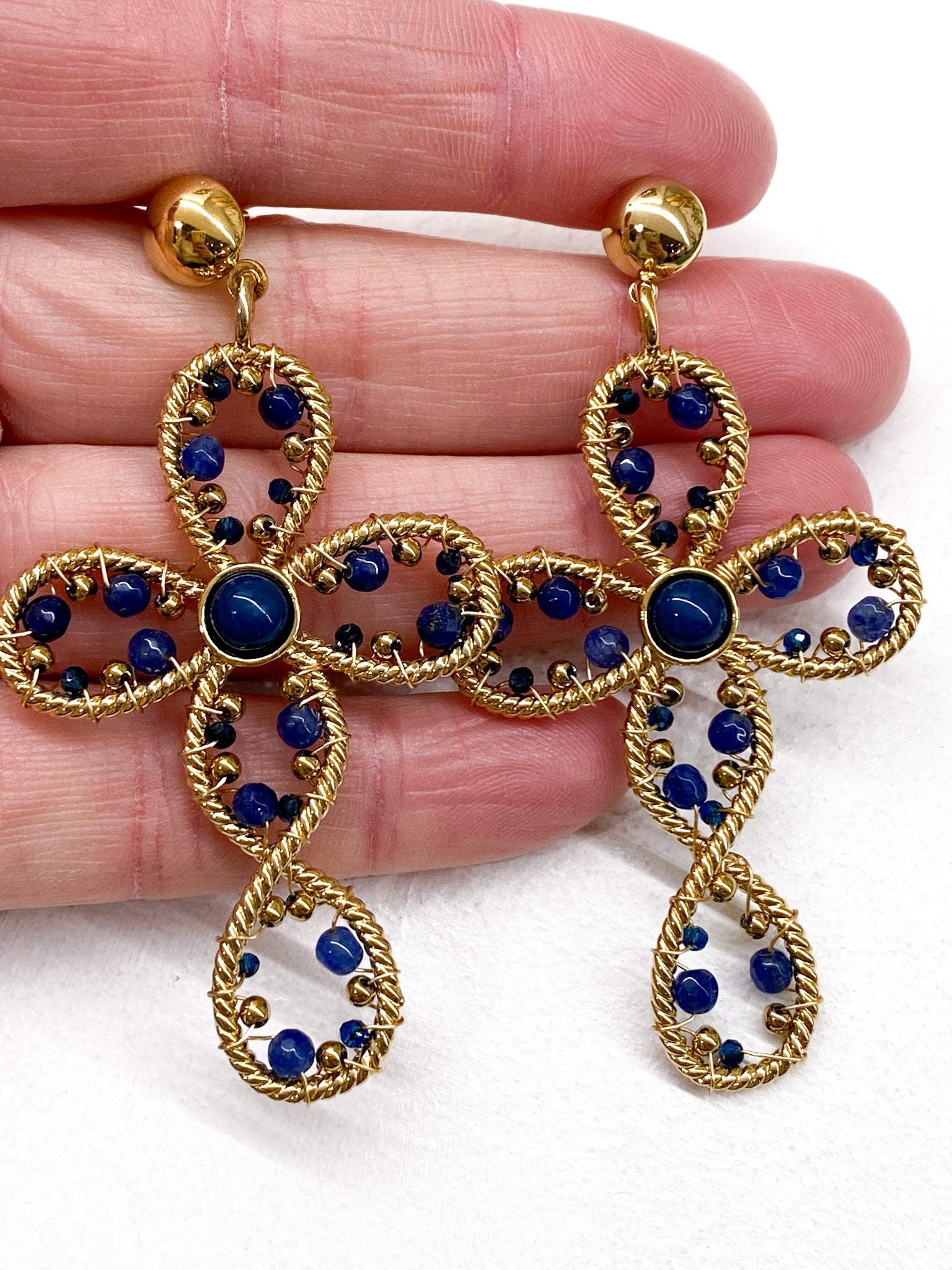 Boucles d’oreilles croix avec perles de verre colorées