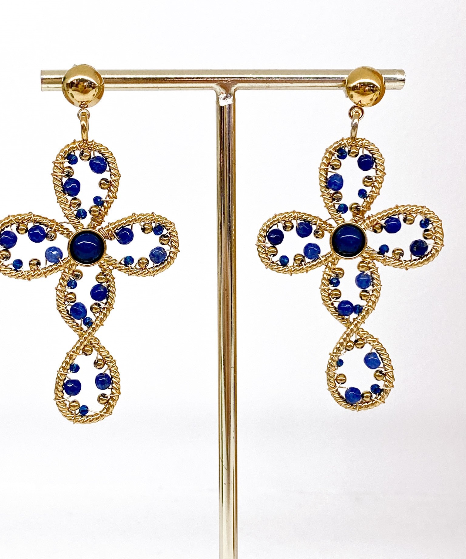 Boucles d’oreilles croix avec perles de verre colorées