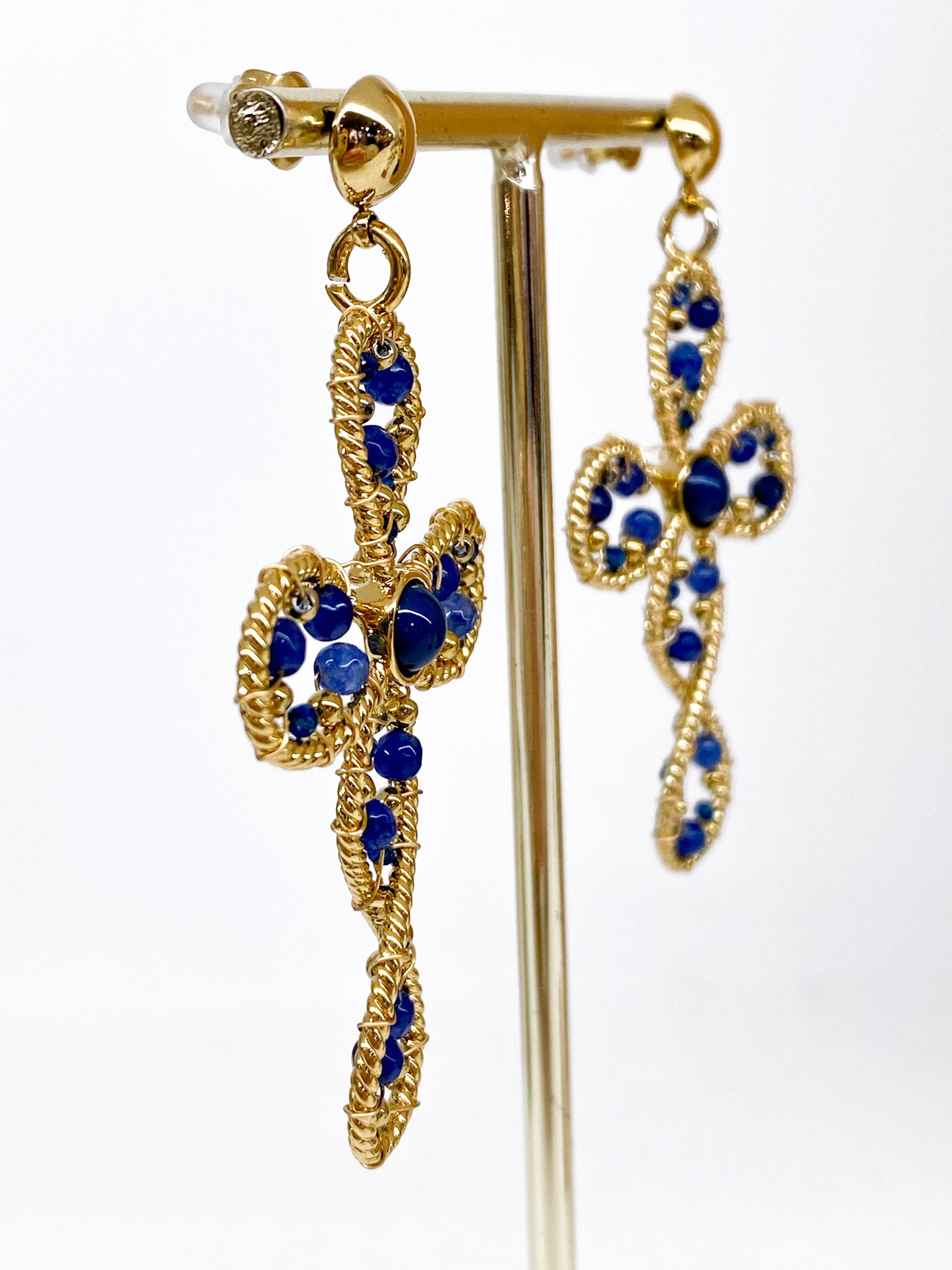 Boucles d’oreilles croix avec perles de verre colorées