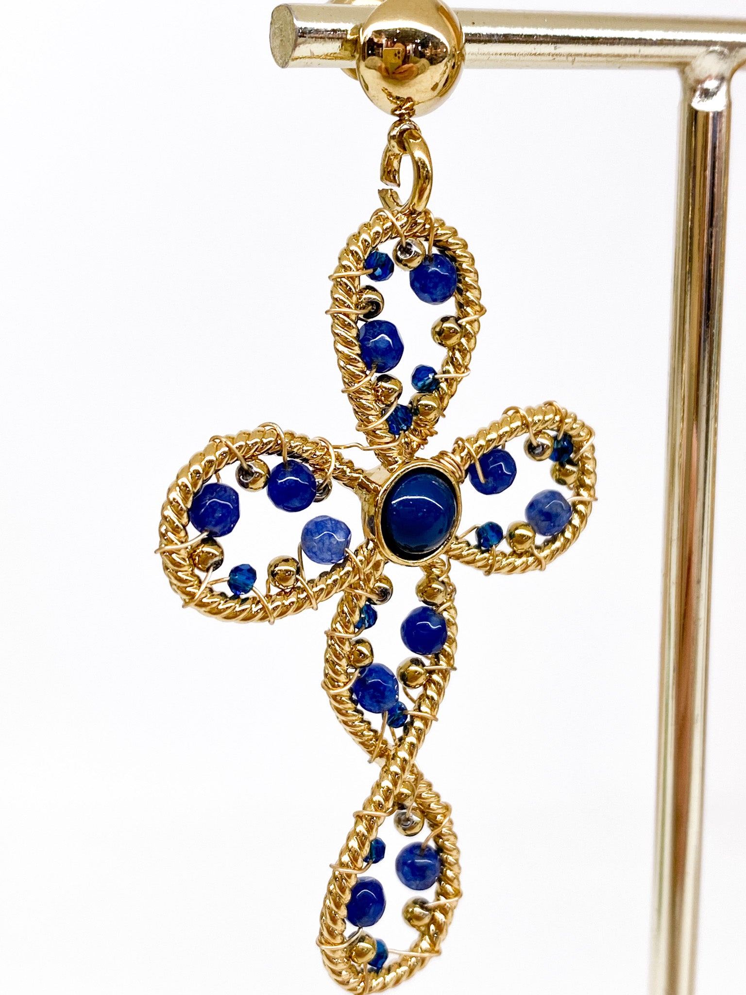 Boucles d’oreilles croix avec perles de verre colorées