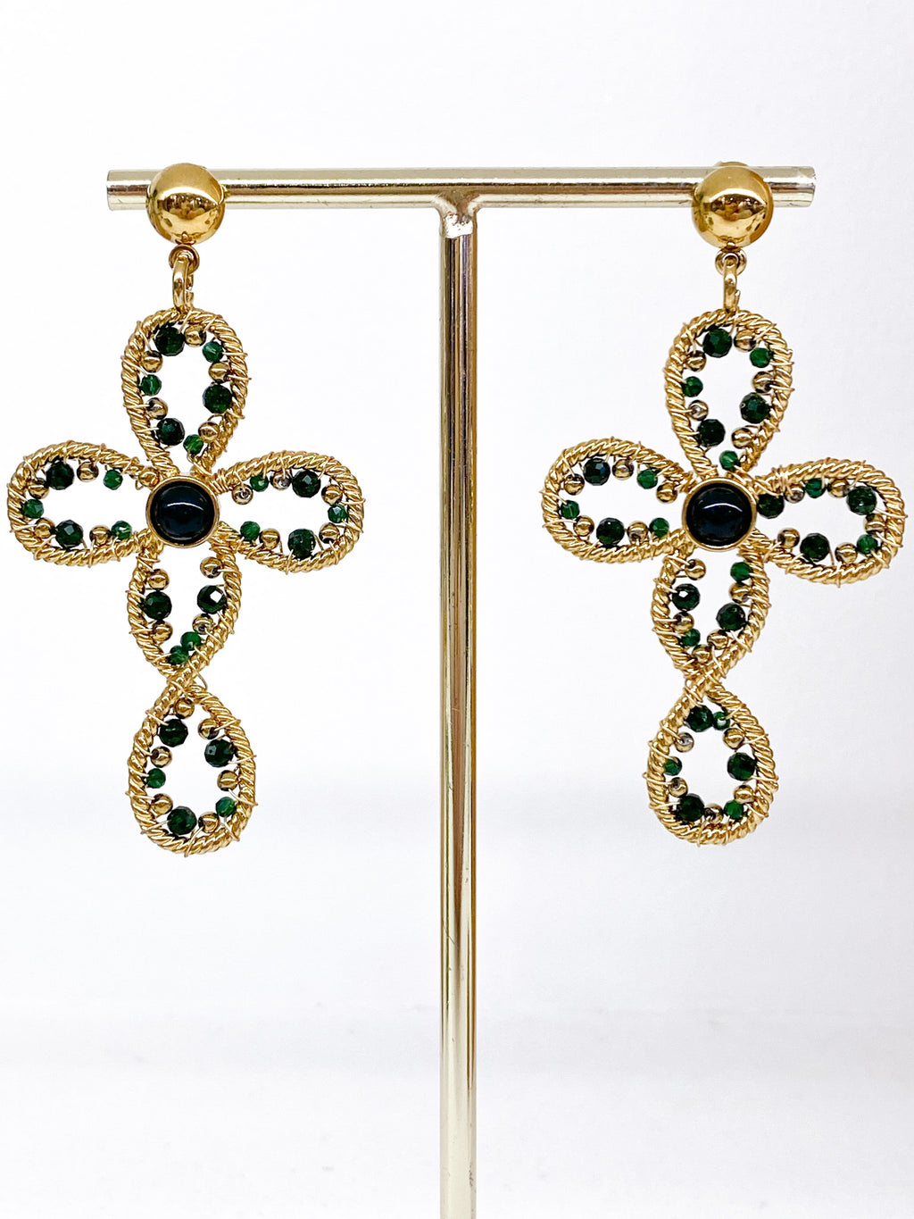 Boucles d’oreilles croix avec perles de verre colorées