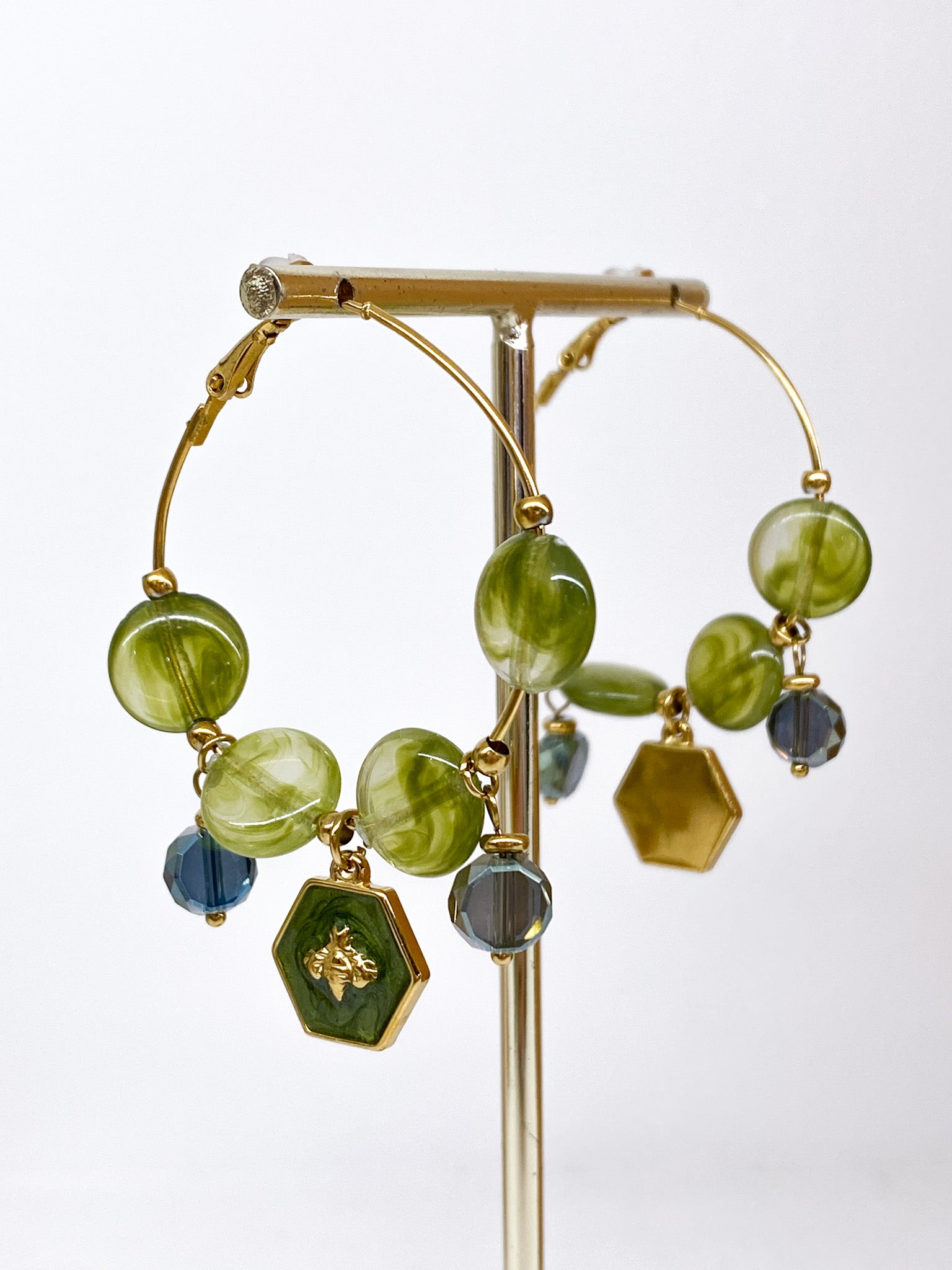 Boucles d’oreilles créoles colorées avec perles et pendentif décoratif