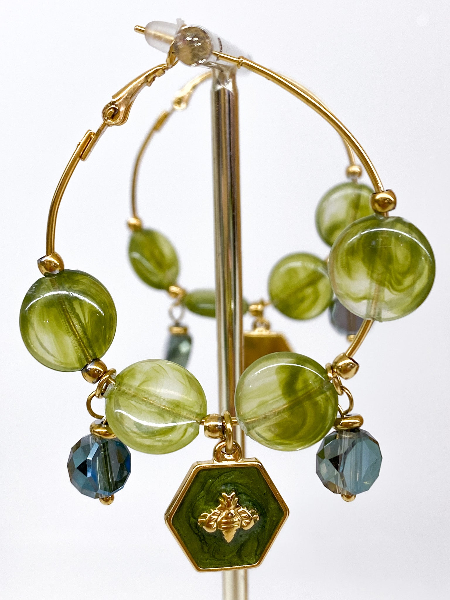 Boucles d’oreilles créoles colorées avec perles et pendentif décoratif