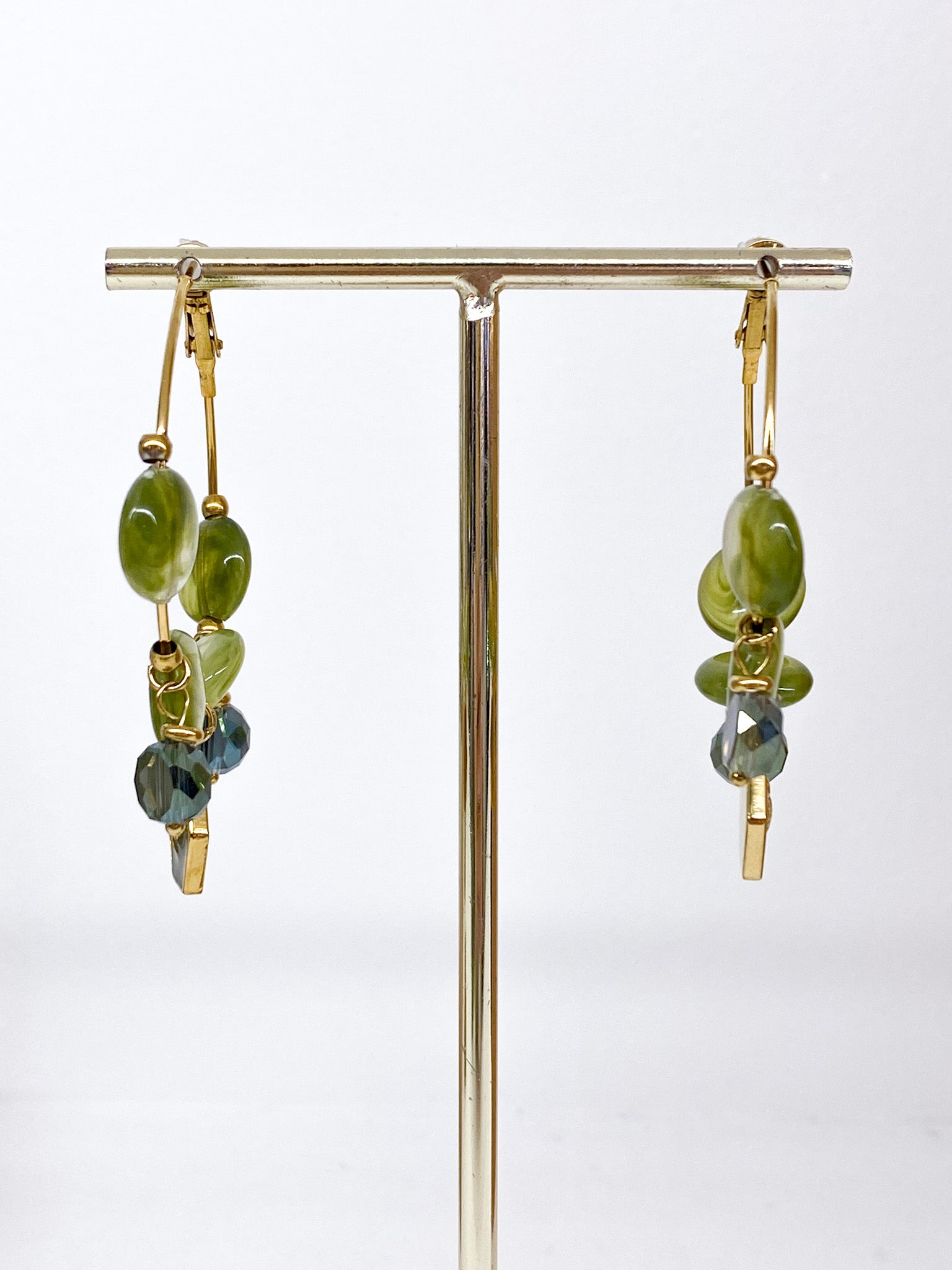 Boucles d’oreilles créoles colorées avec perles et pendentif décoratif