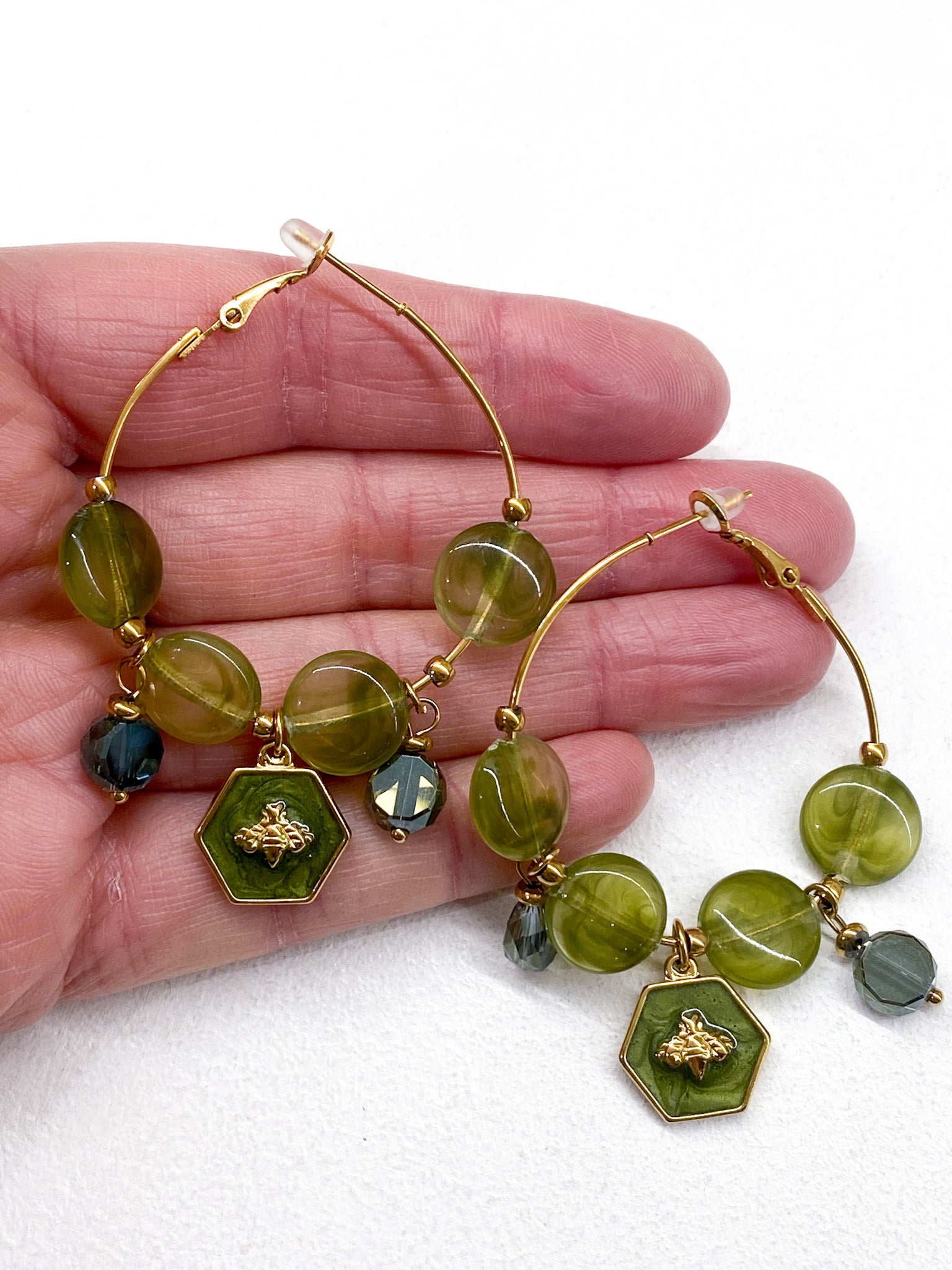 Boucles d’oreilles créoles colorées avec perles et pendentif décoratif